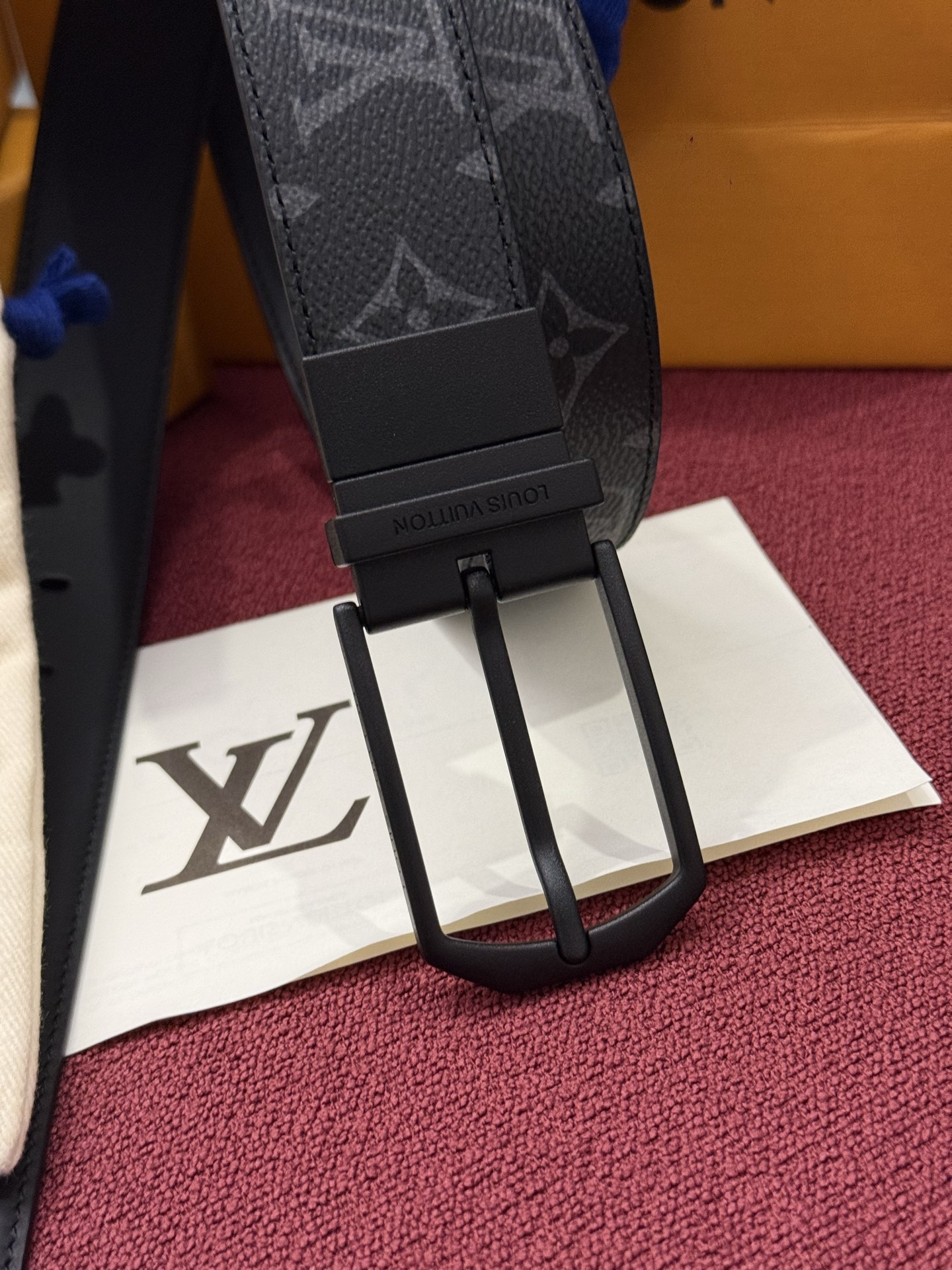 本款 LV Slender 35 毫米双面腰带为经典造型爱好者成就心仪之选。一面以 Monogram 帆布饰带彰显醒目风