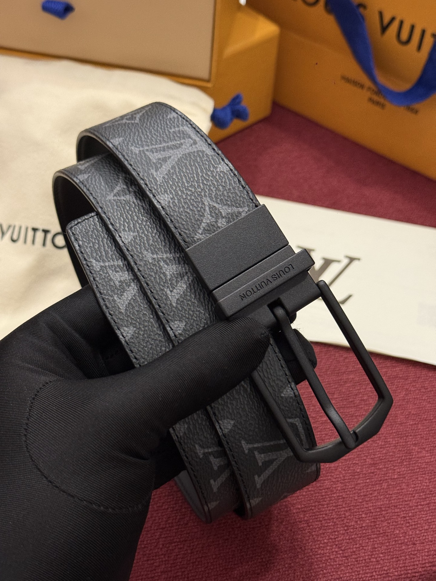 本款 LV Slender 35 毫米双面腰带为经典造型爱好者成就心仪之选。一面以 Monogram 帆布饰带彰显醒目风