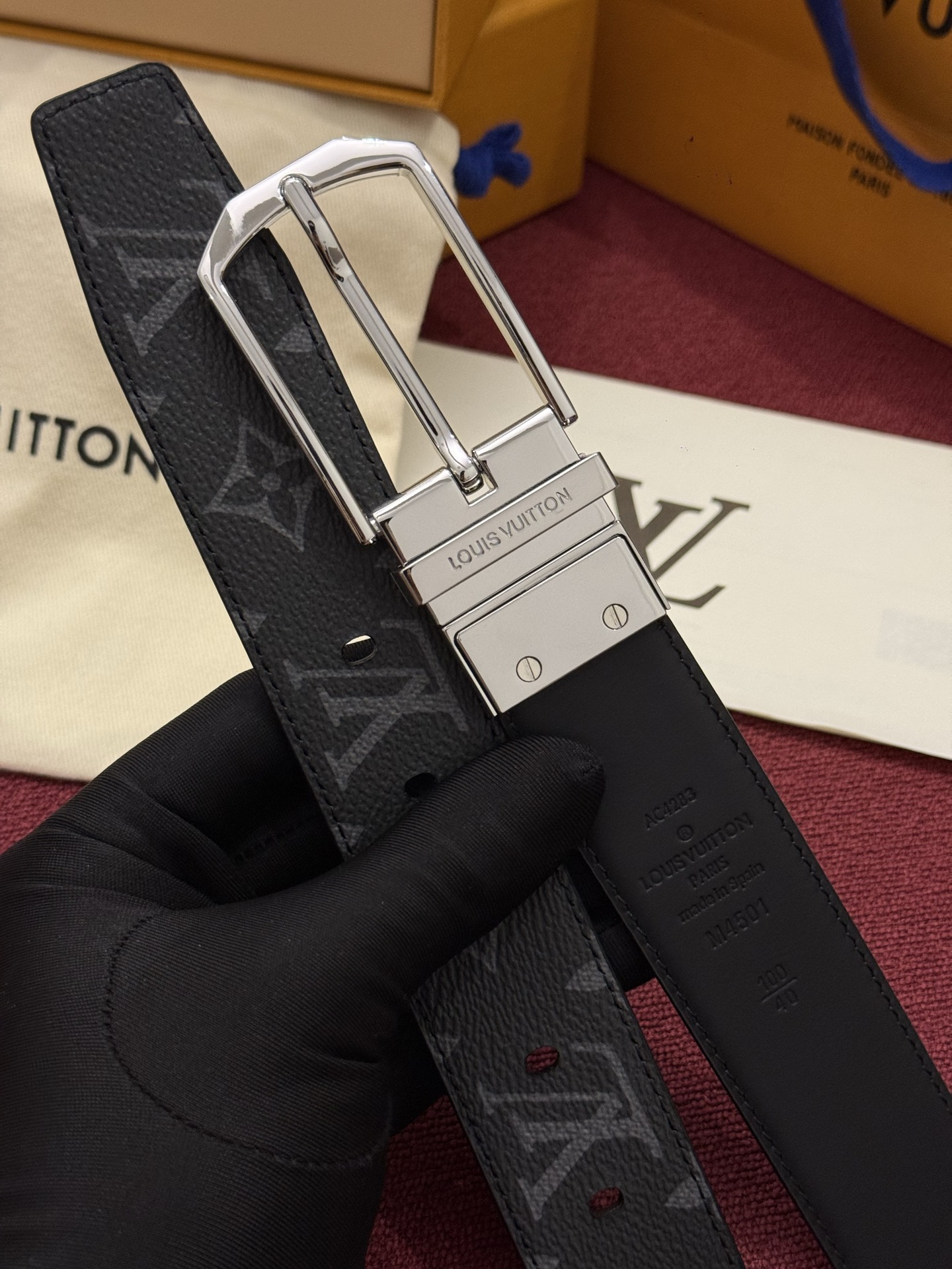 本款 LV Slender 35 毫米双面腰带为经典造型爱好者成就心仪之选。一面以 Monogram 帆布饰带彰显醒目风