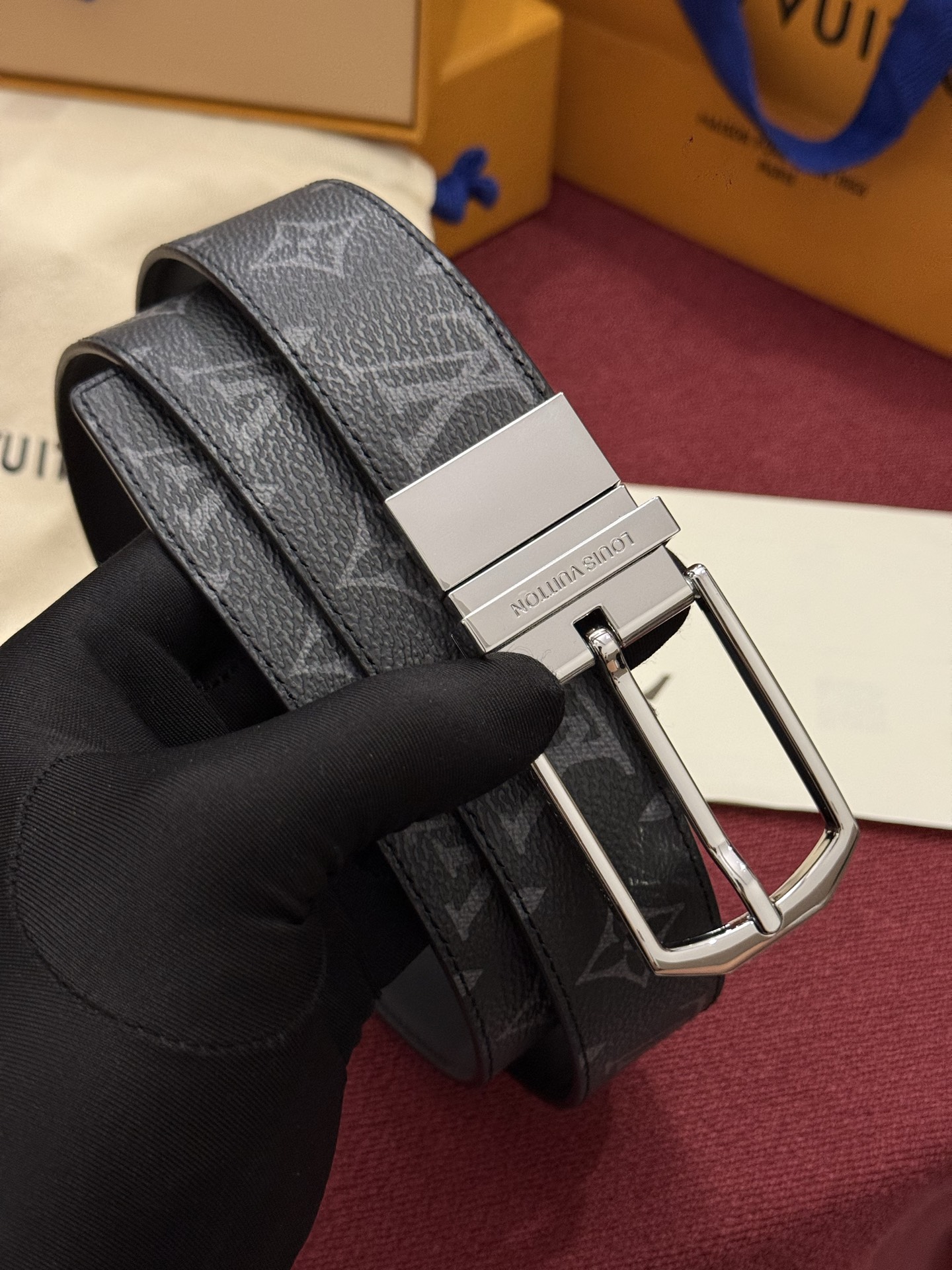 本款 LV Slender 35 毫米双面腰带为经典造型爱好者成就心仪之选。一面以 Monogram 帆布饰带彰显醒目风