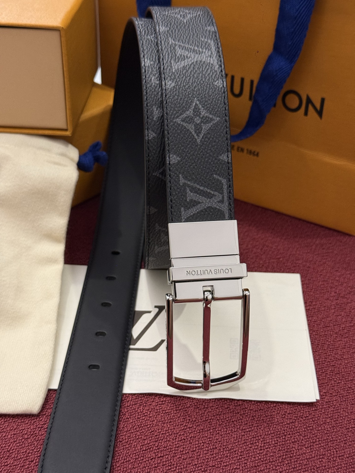 本款 LV Slender 35 毫米双面腰带为经典造型爱好者成就心仪之选。一面以 Monogram 帆布饰带彰显醒目风