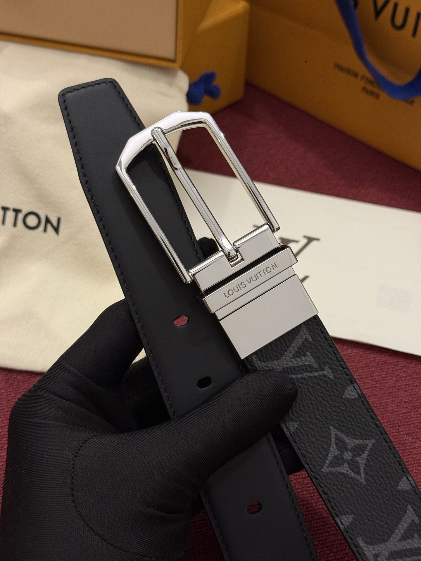 本款 LV Slender 35 毫米双面腰带为经典造型爱好者成就心仪之选。一面以 Monogram 帆布饰带彰显醒目风