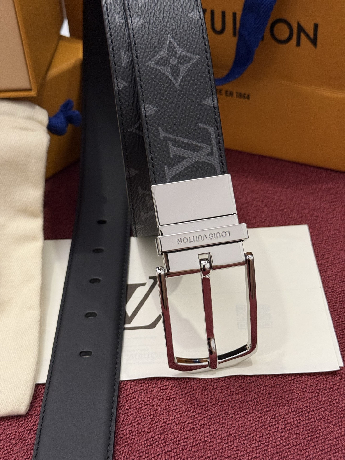 本款 LV Slender 35 毫米双面腰带为经典造型爱好者成就心仪之选。一面以 Monogram 帆布饰带彰显醒目风