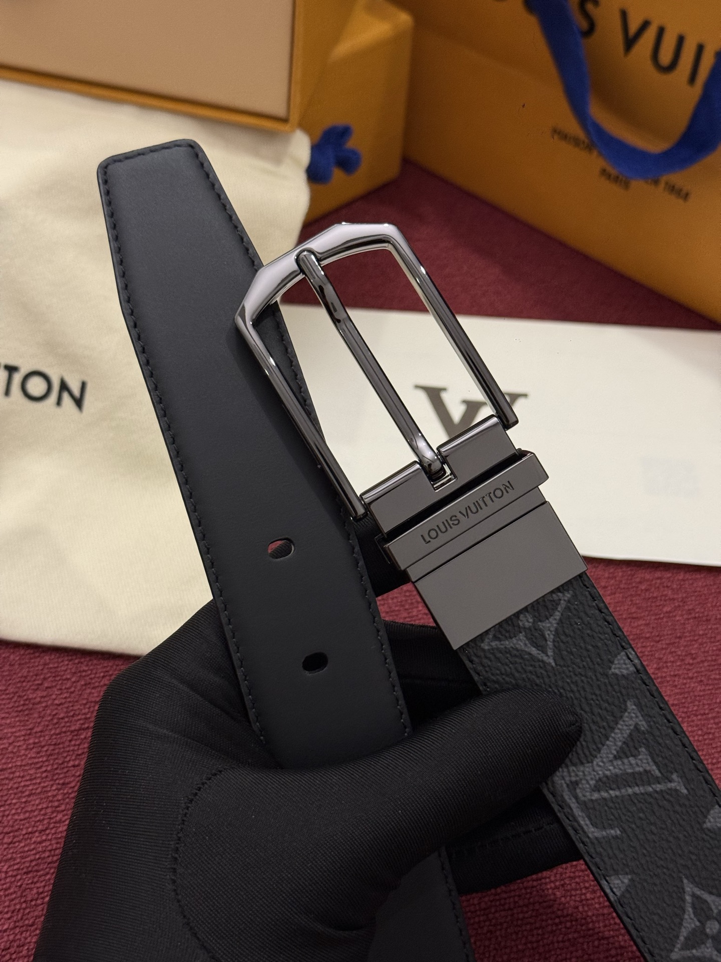 本款 LV Slender 35 毫米双面腰带为经典造型爱好者成就心仪之选。一面以 Monogram 帆布饰带彰显醒目风
