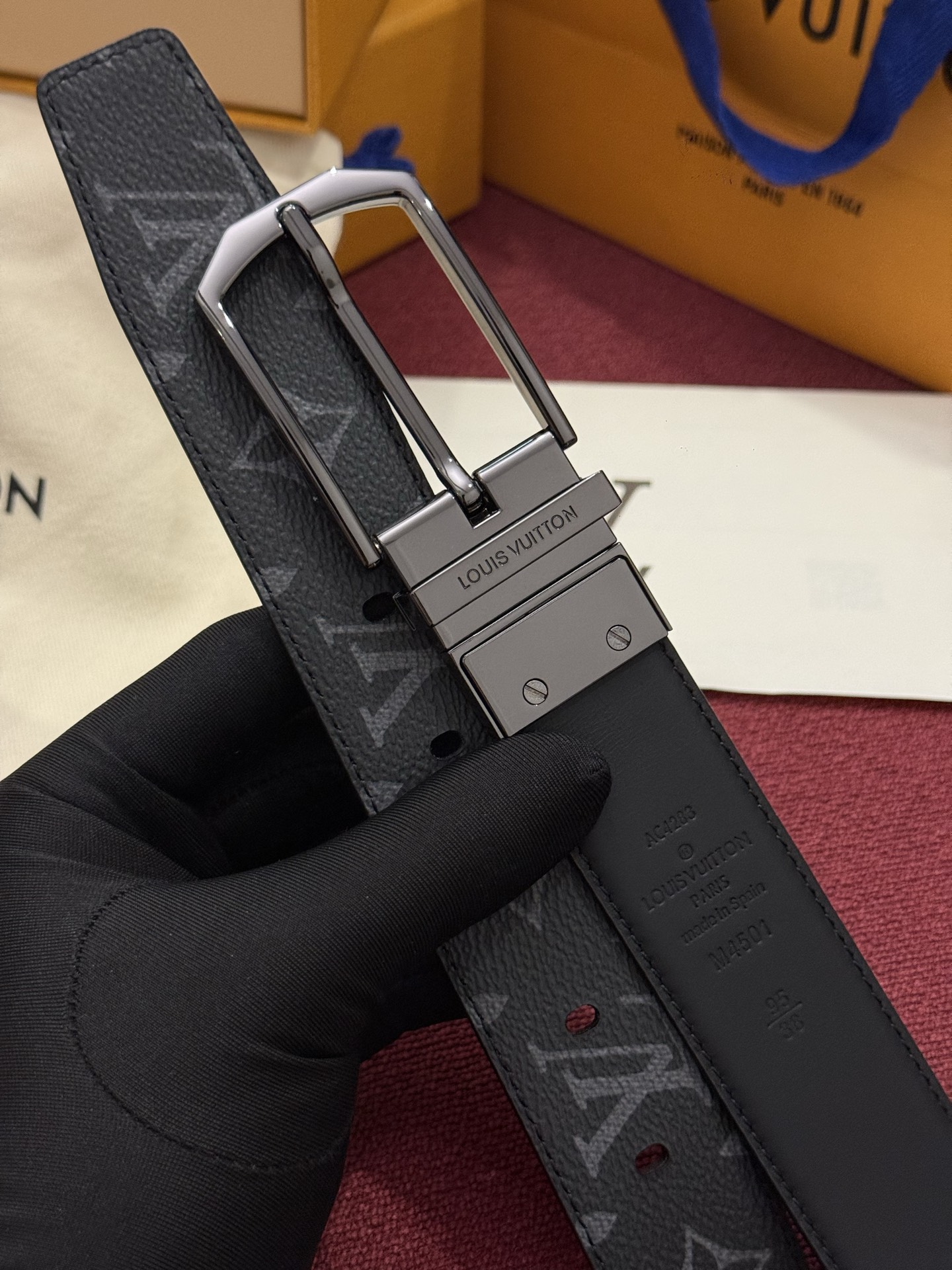本款 LV Slender 35 毫米双面腰带为经典造型爱好者成就心仪之选。一面以 Monogram 帆布饰带彰显醒目风