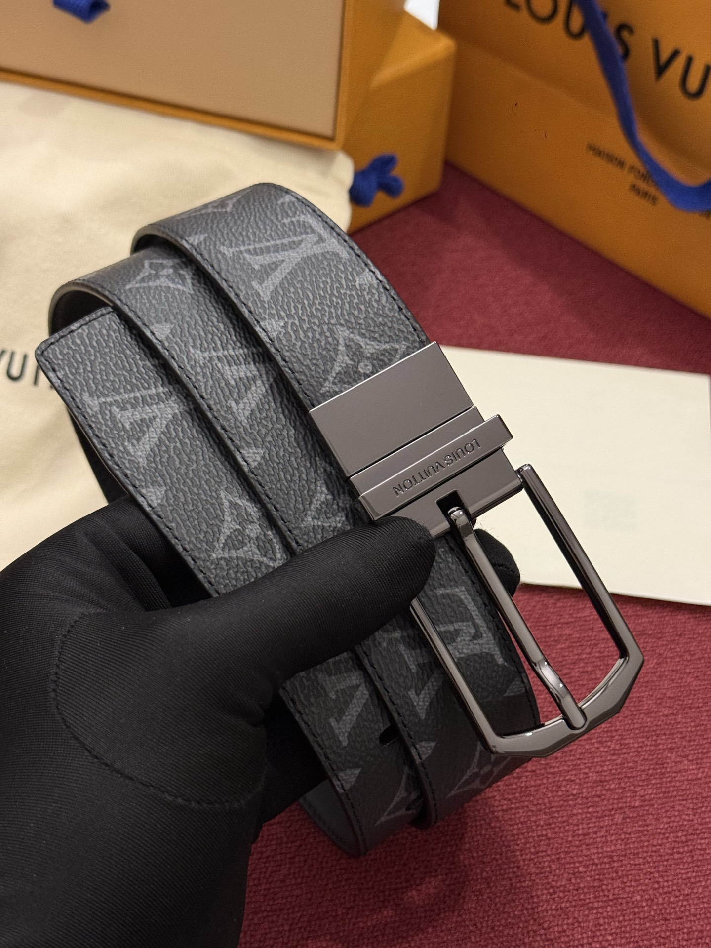 本款 LV Slender 35 毫米双面腰带为经典造型爱好者成就心仪之选。一面以 Monogram 帆布饰带彰显醒目风