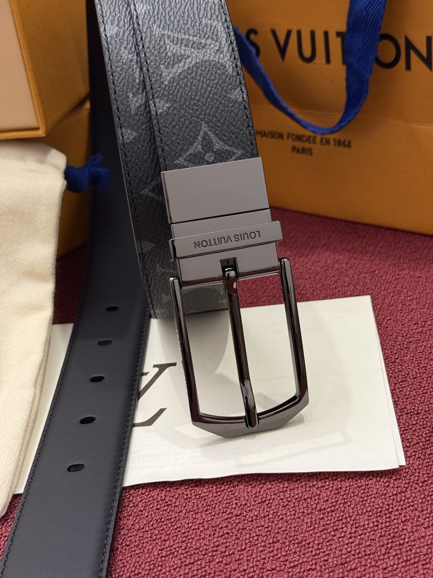 本款 LV Slender 35 毫米双面腰带为经典造型爱好者成就心仪之选。一面以 Monogram 帆布饰带彰显醒目风