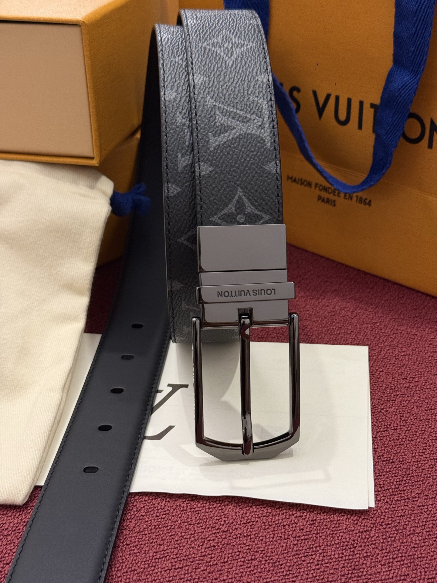 本款 LV Slender 35 毫米双面腰带为经典造型爱好者成就心仪之选。一面以 Monogram 帆布饰带彰显醒目风