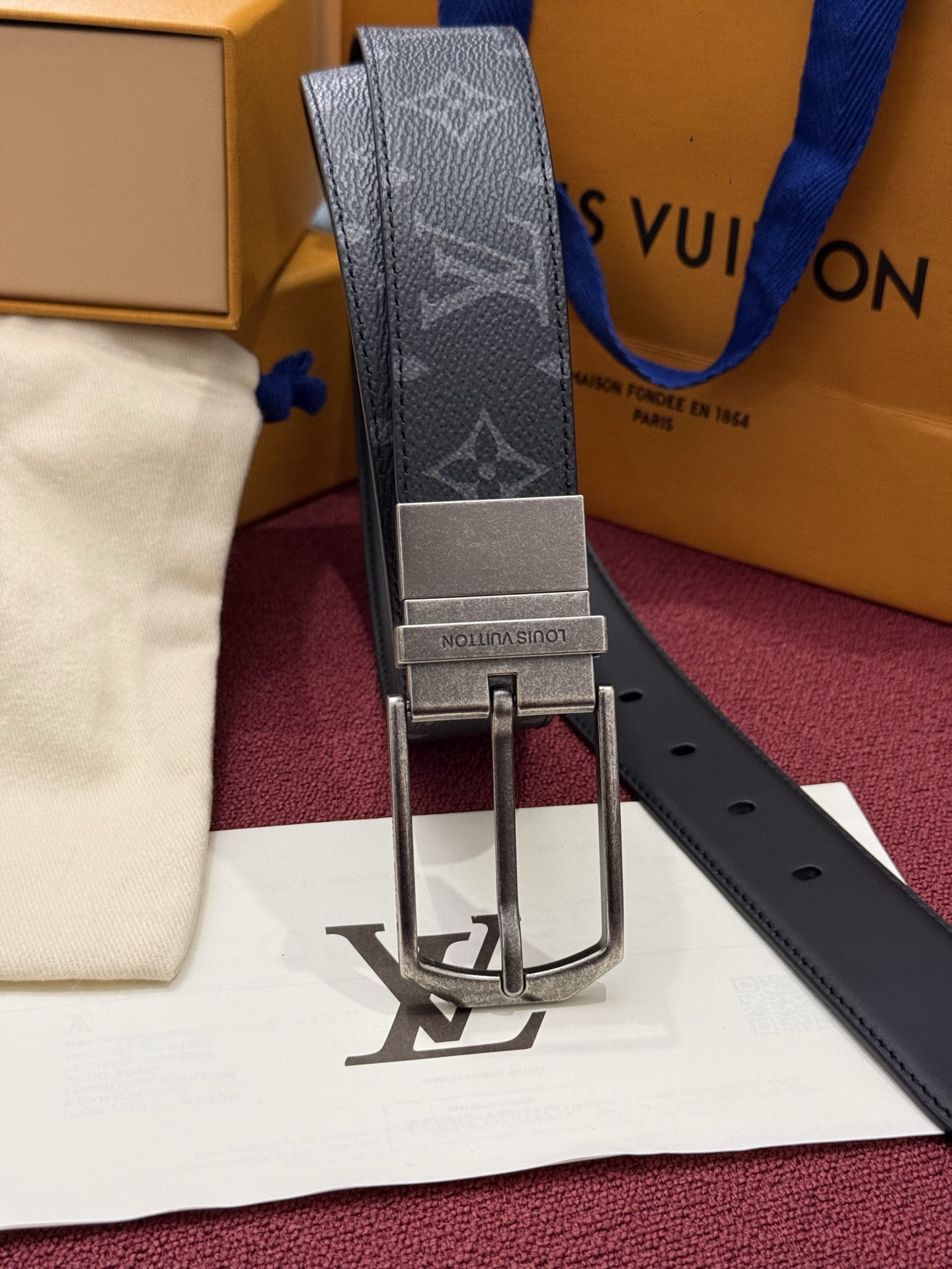 本款 LV Slender 35 毫米双面腰带为经典造型爱好者成就心仪之选。一面以 Monogram 帆布饰带彰显醒目风