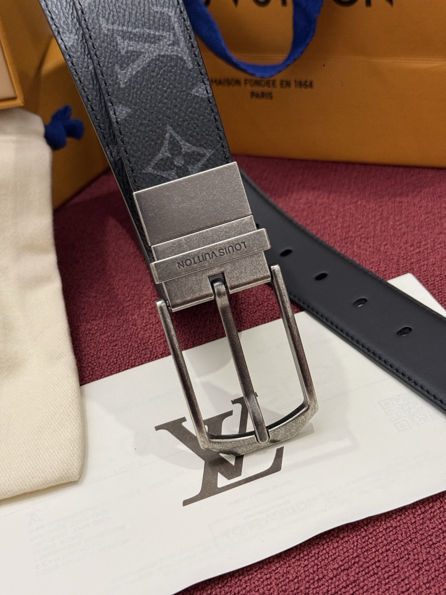 本款 LV Slender 35 毫米双面腰带为经典造型爱好者成就心仪之选。一面以 Monogram 帆布饰带彰显醒目风