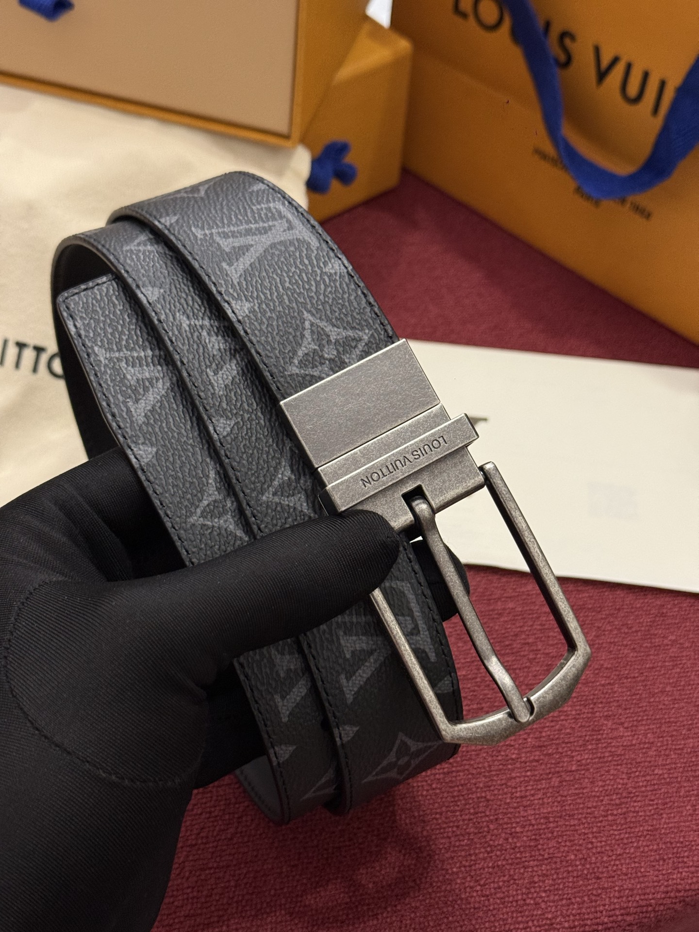 本款 LV Slender 35 毫米双面腰带为经典造型爱好者成就心仪之选。一面以 Monogram 帆布饰带彰显醒目风