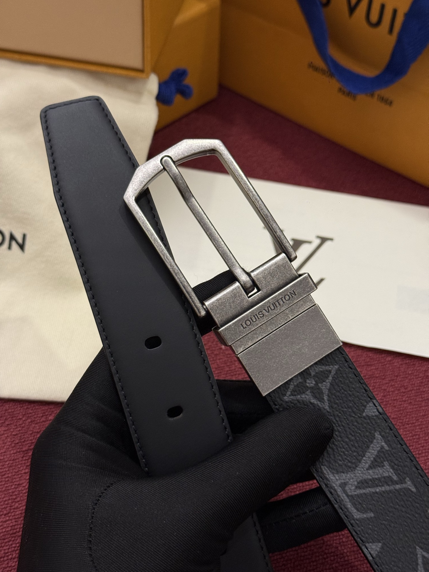 本款 LV Slender 35 毫米双面腰带为经典造型爱好者成就心仪之选。一面以 Monogram 帆布饰带彰显醒目风
