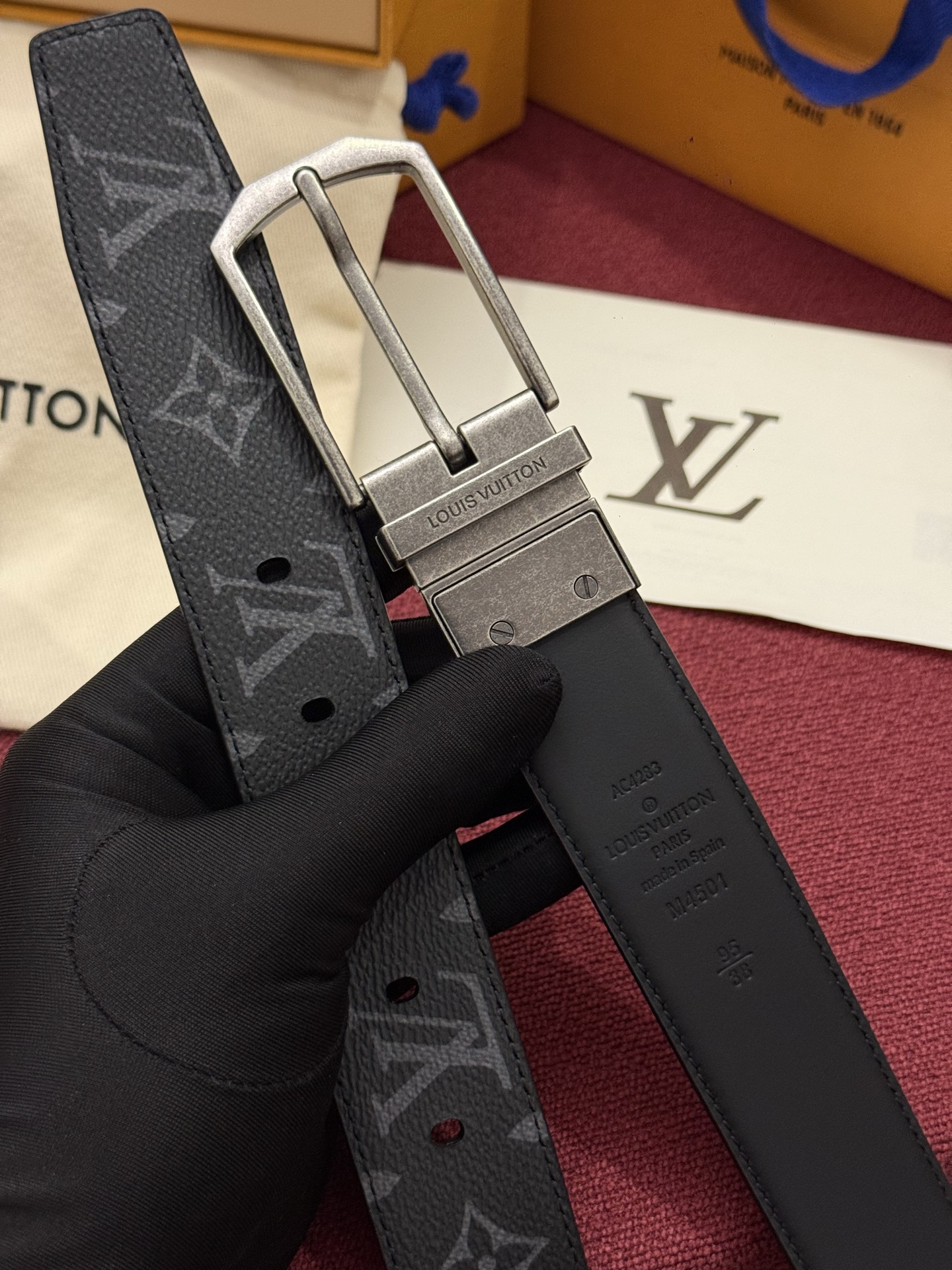 本款 LV Slender 35 毫米双面腰带为经典造型爱好者成就心仪之选。一面以 Monogram 帆布饰带彰显醒目风