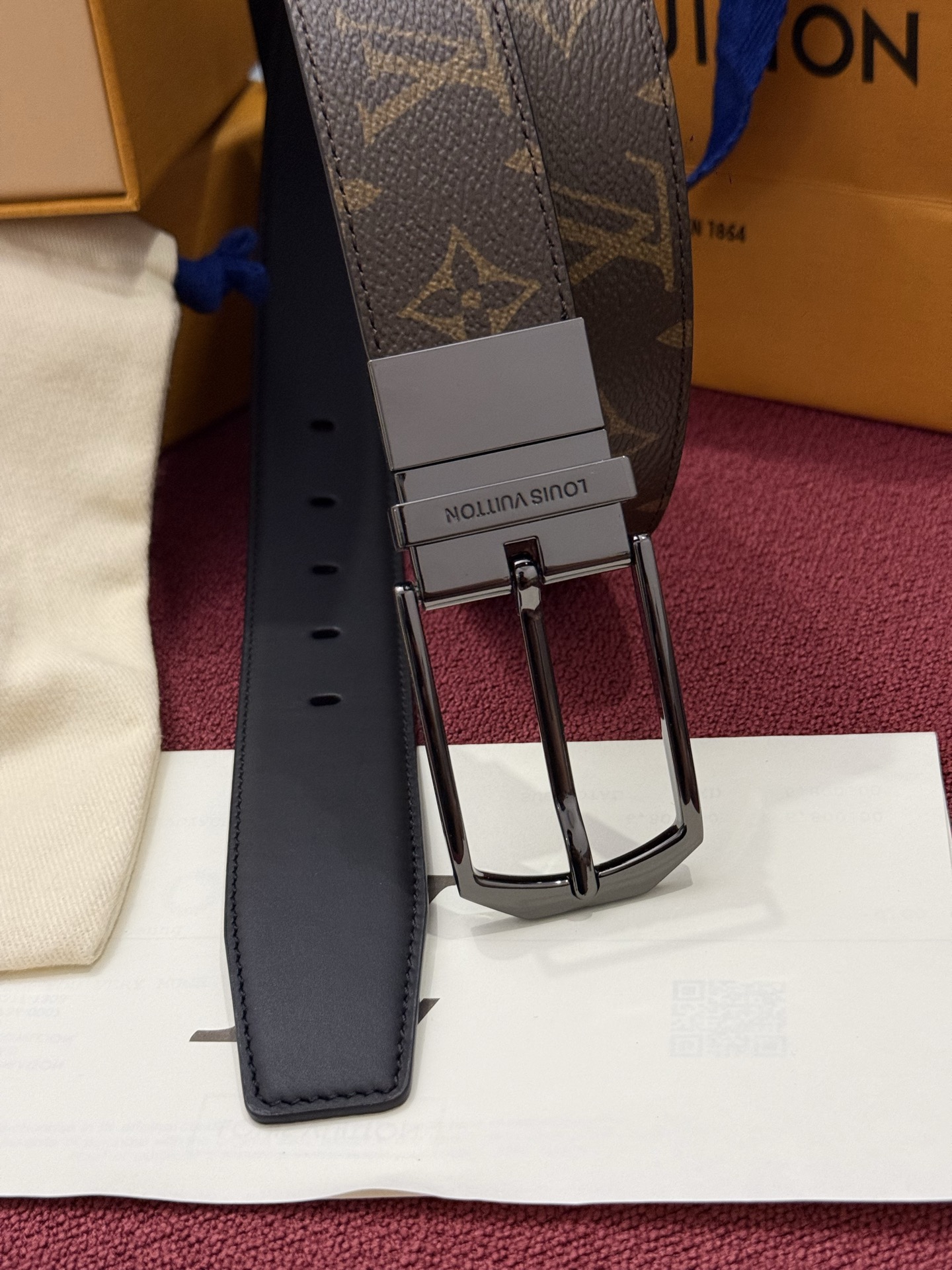 本款 LV Slender 35 毫米双面腰带为经典造型爱好者成就心仪之选。一面以 Monogram 帆布饰带彰显醒目风
