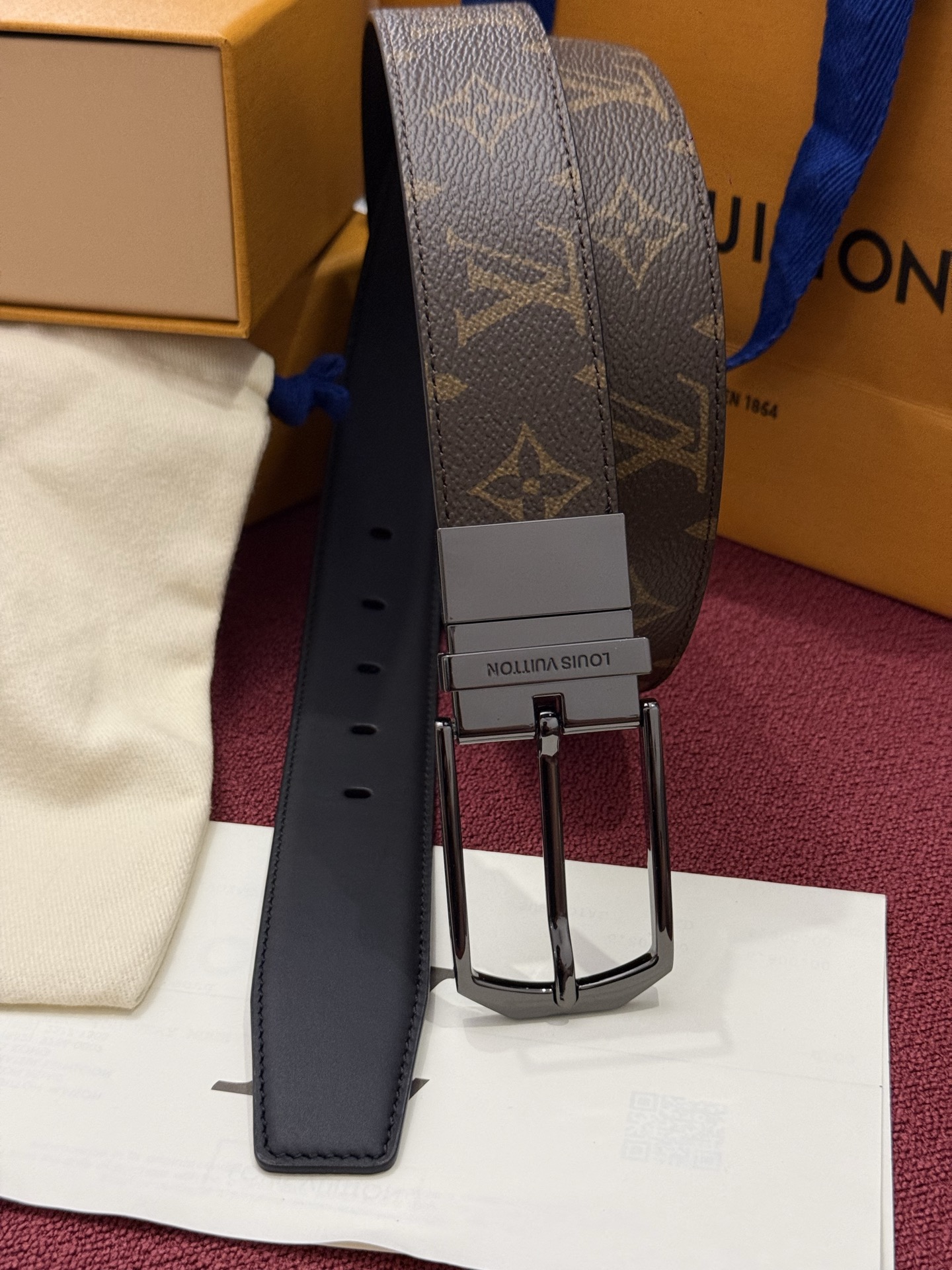 本款 LV Slender 35 毫米双面腰带为经典造型爱好者成就心仪之选。一面以 Monogram 帆布饰带彰显醒目风
