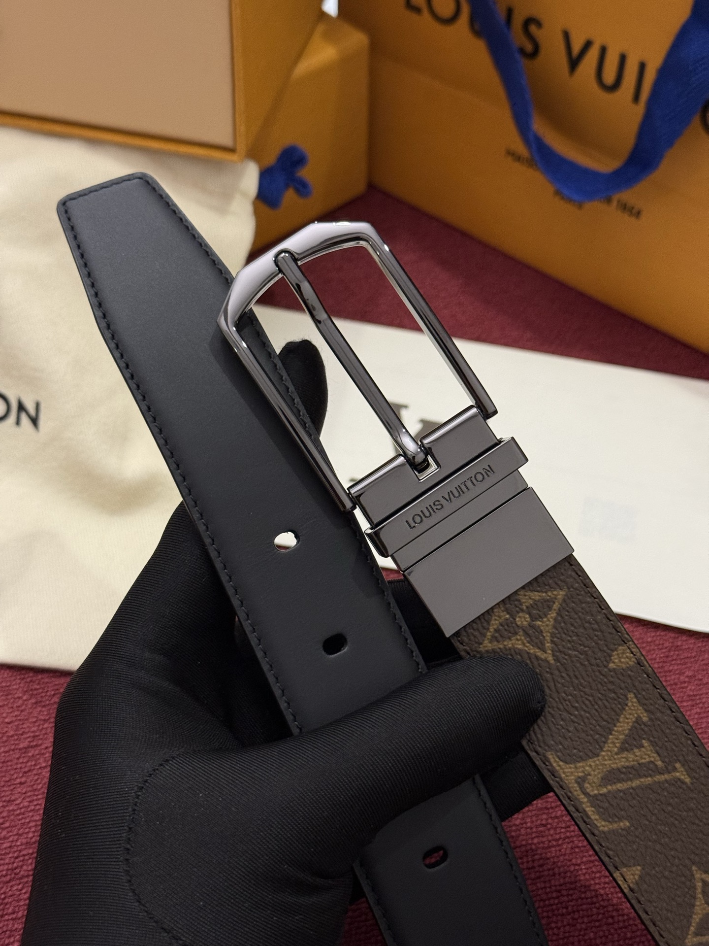 本款 LV Slender 35 毫米双面腰带为经典造型爱好者成就心仪之选。一面以 Monogram 帆布饰带彰显醒目风