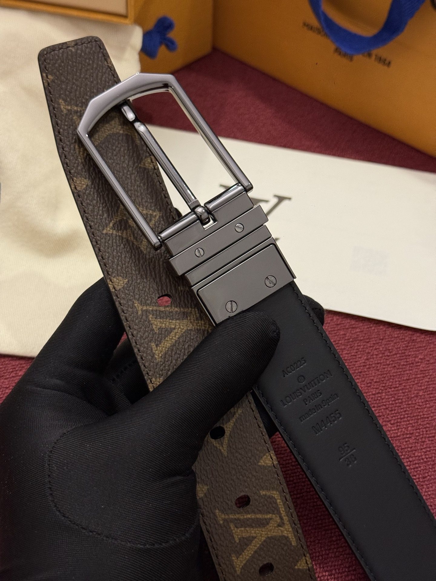 本款 LV Slender 35 毫米双面腰带为经典造型爱好者成就心仪之选。一面以 Monogram 帆布饰带彰显醒目风