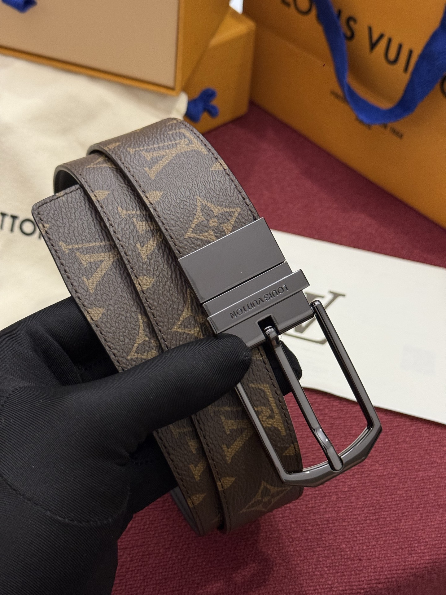 本款 LV Slender 35 毫米双面腰带为经典造型爱好者成就心仪之选。一面以 Monogram 帆布饰带彰显醒目风