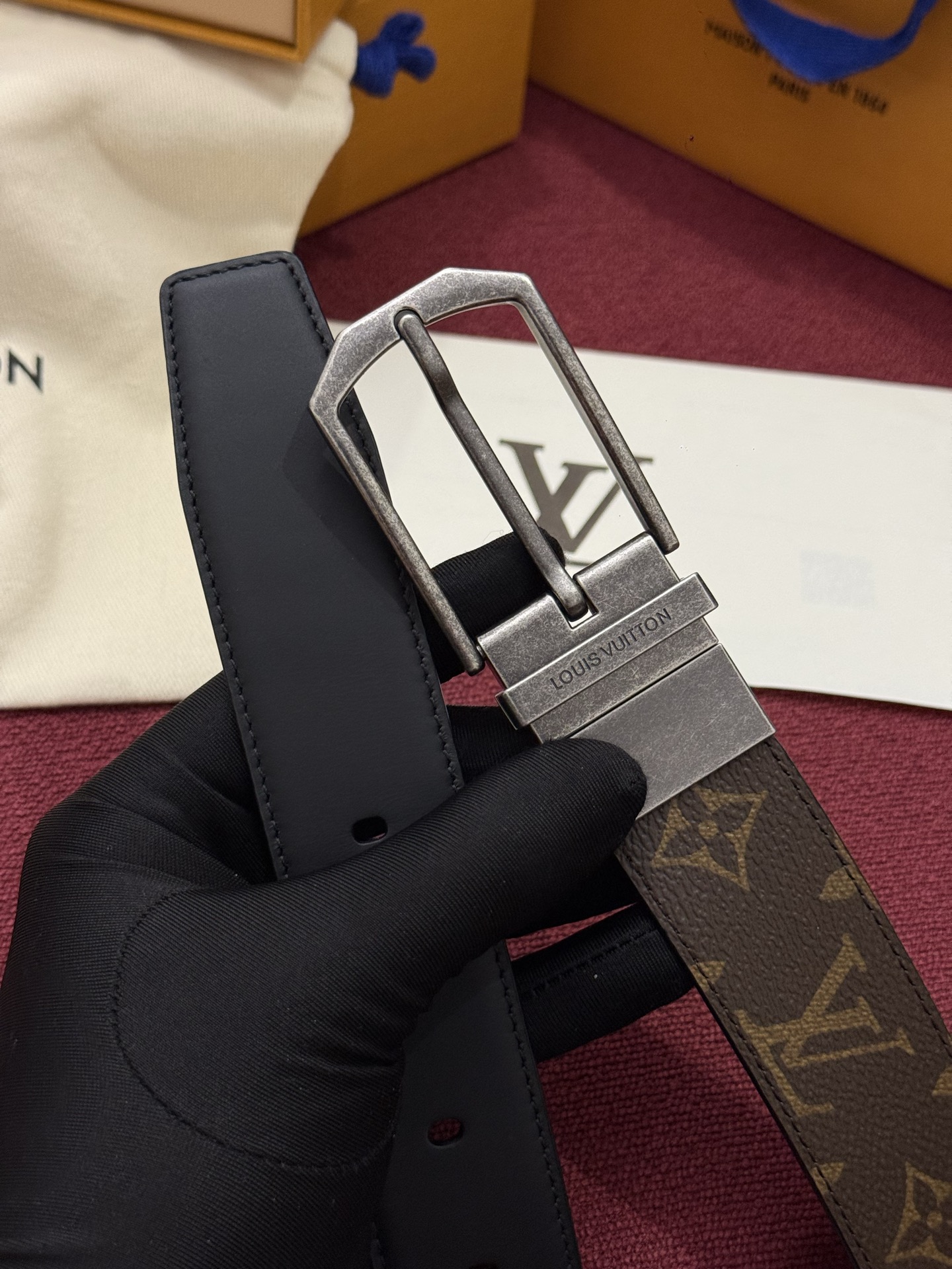 本款 LV Slender 35 毫米双面腰带为经典造型爱好者成就心仪之选。一面以 Monogram 帆布饰带彰显醒目风