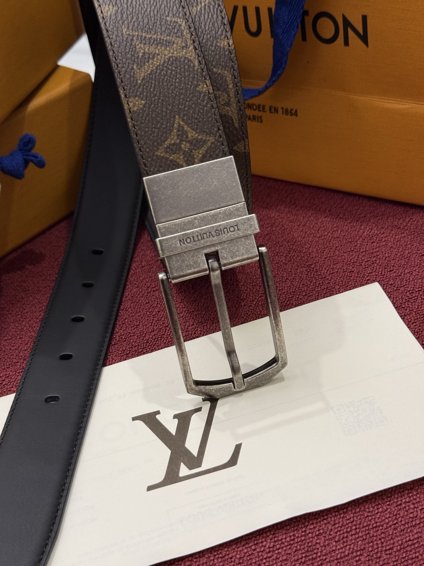 本款 LV Slender 35 毫米双面腰带为经典造型爱好者成就心仪之选。一面以 Monogram 帆布饰带彰显醒目风