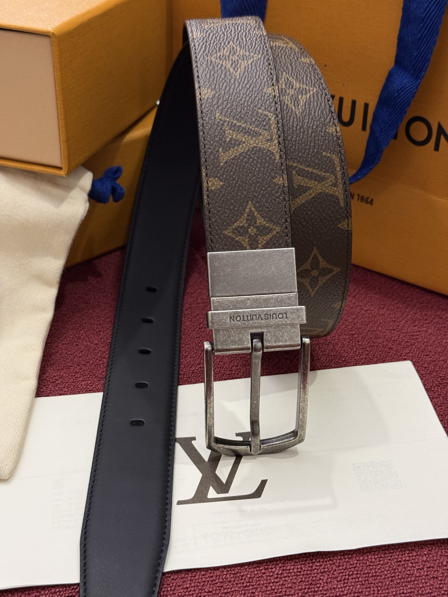 本款 LV Slender 35 毫米双面腰带为经典造型爱好者成就心仪之选。一面以 Monogram 帆布饰带彰显醒目风