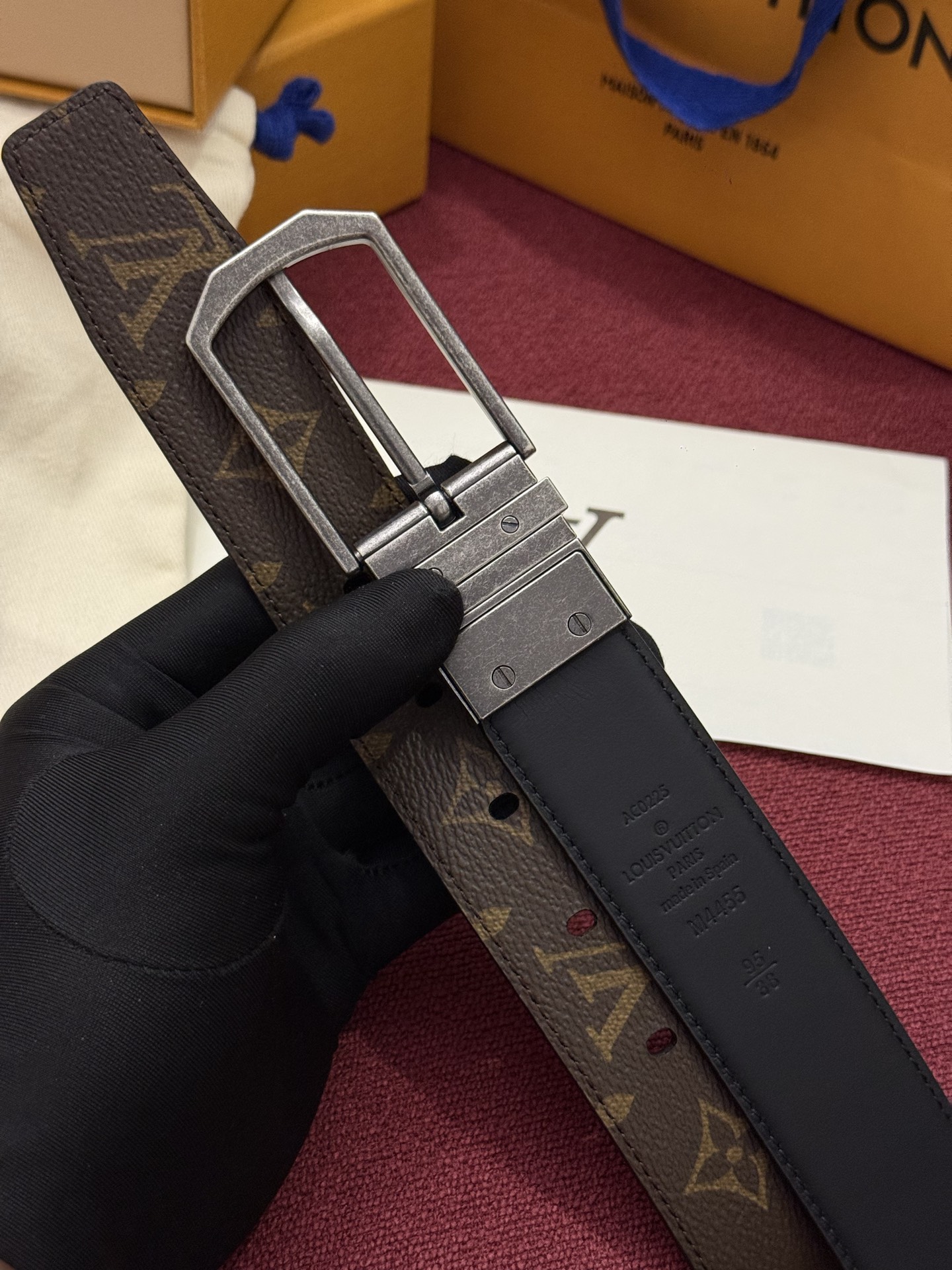 本款 LV Slender 35 毫米双面腰带为经典造型爱好者成就心仪之选。一面以 Monogram 帆布饰带彰显醒目风
