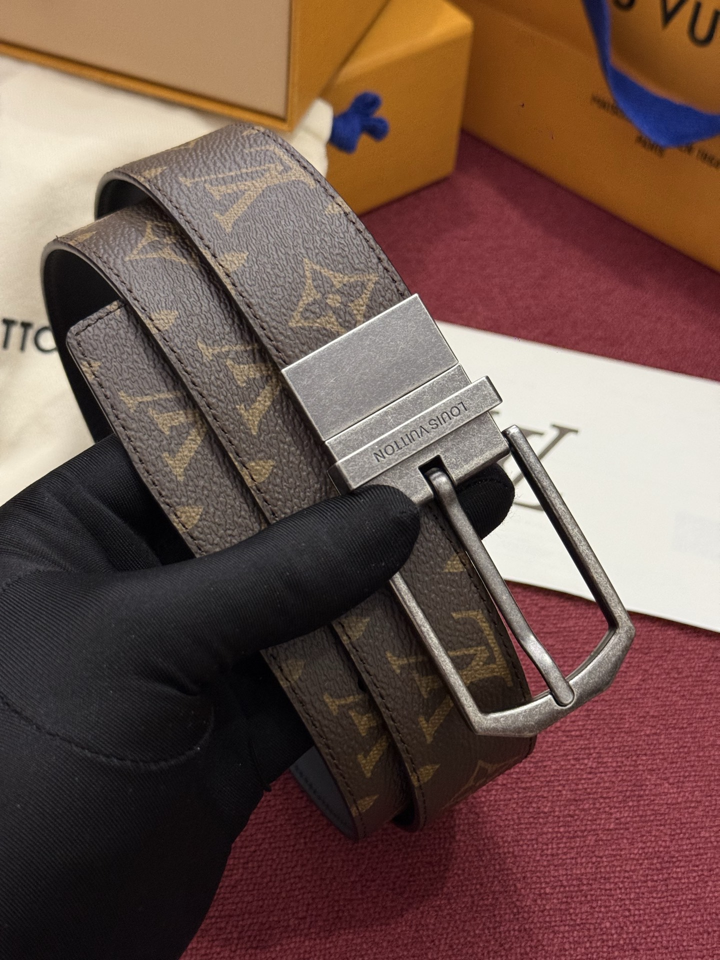本款 LV Slender 35 毫米双面腰带为经典造型爱好者成就心仪之选。一面以 Monogram 帆布饰带彰显醒目风