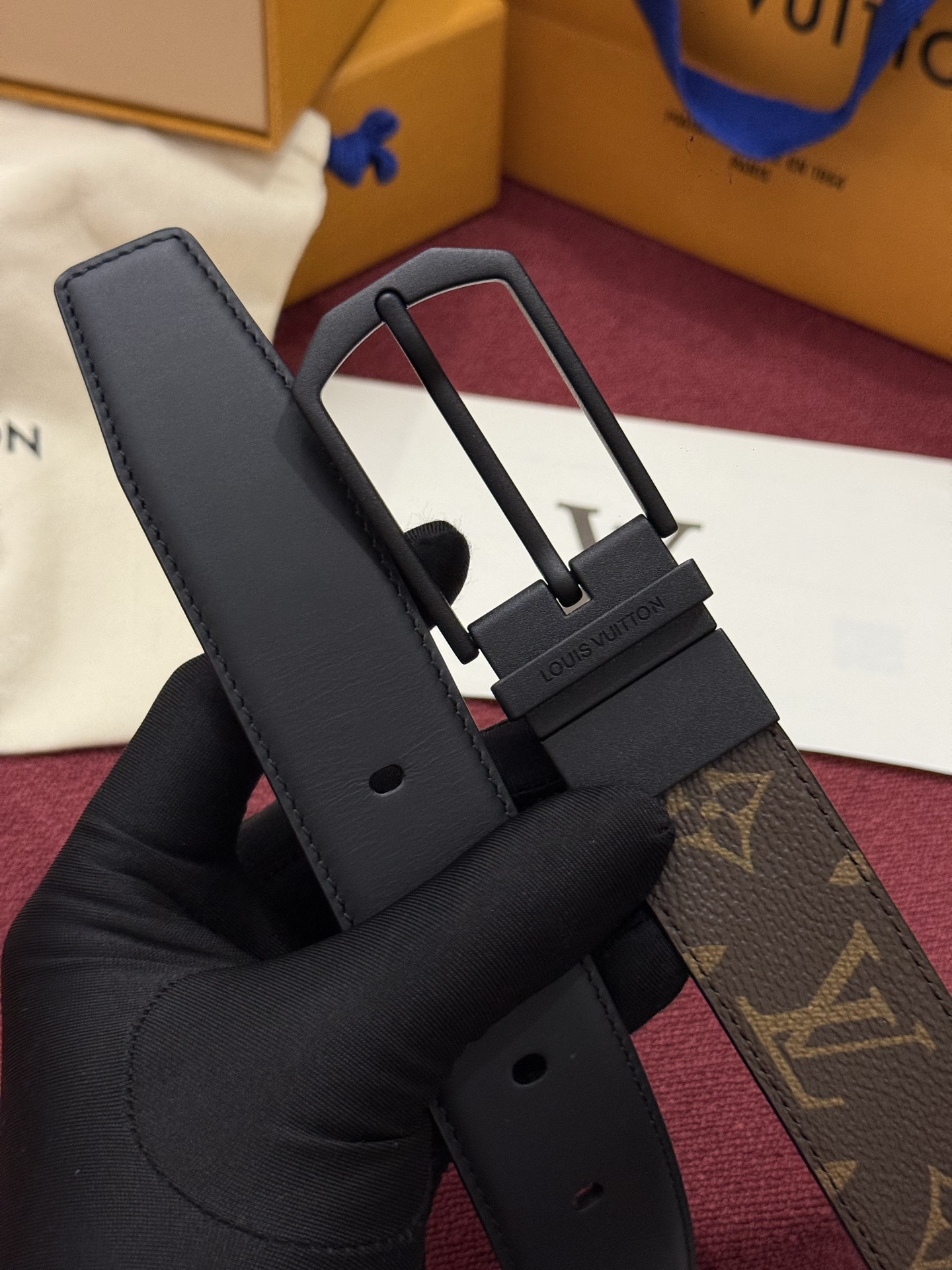本款 LV Slender 35 毫米双面腰带为经典造型爱好者成就心仪之选。一面以 Monogram 帆布饰带彰显醒目风