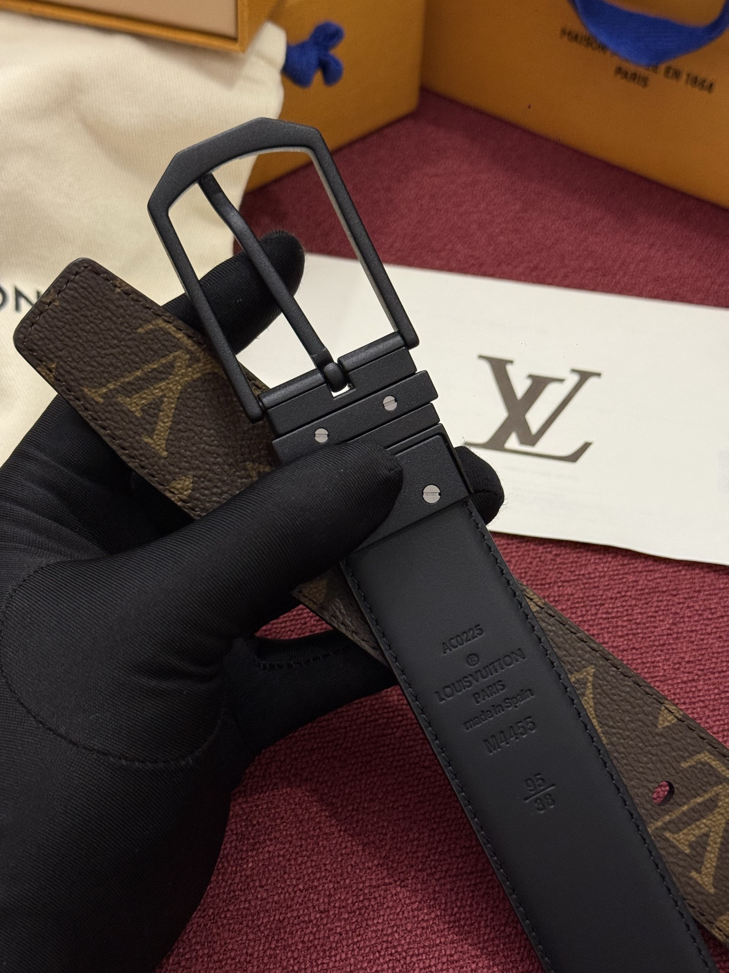 本款 LV Slender 35 毫米双面腰带为经典造型爱好者成就心仪之选。一面以 Monogram 帆布饰带彰显醒目风