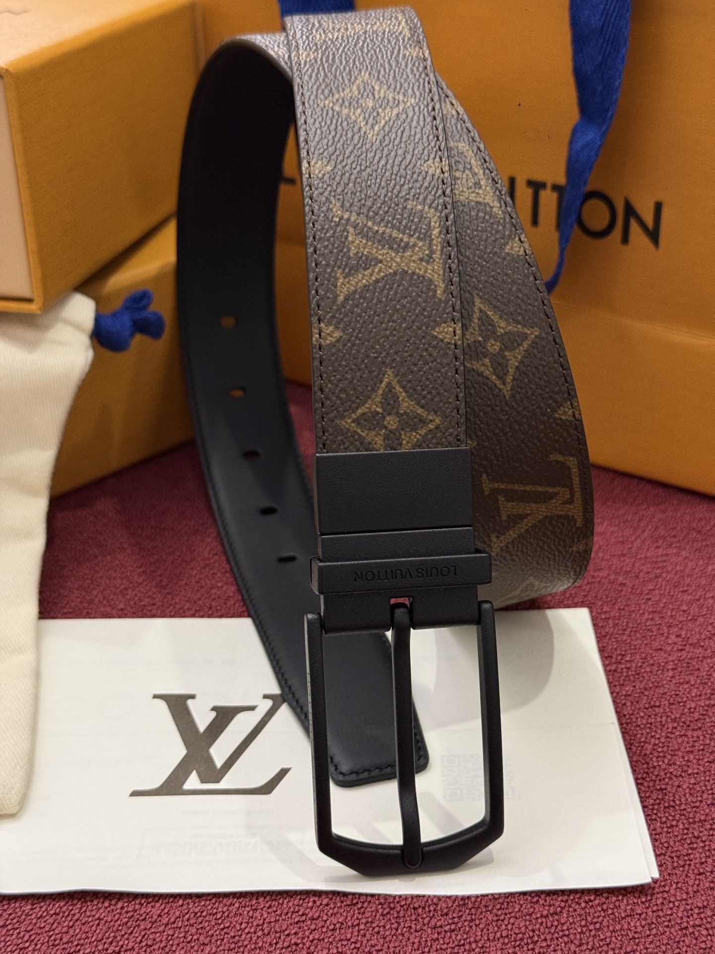 本款 LV Slender 35 毫米双面腰带为经典造型爱好者成就心仪之选。一面以 Monogram 帆布饰带彰显醒目风