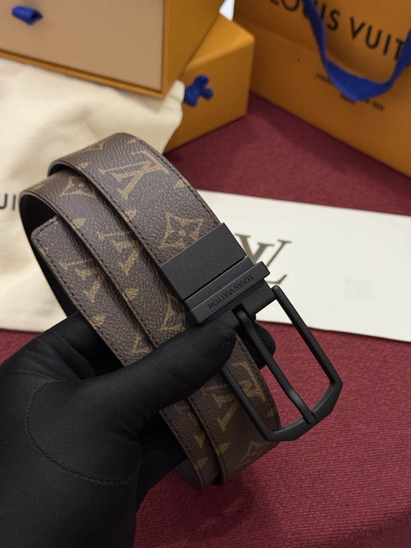 本款 LV Slender 35 毫米双面腰带为经典造型爱好者成就心仪之选。一面以 Monogram 帆布饰带彰显醒目风
