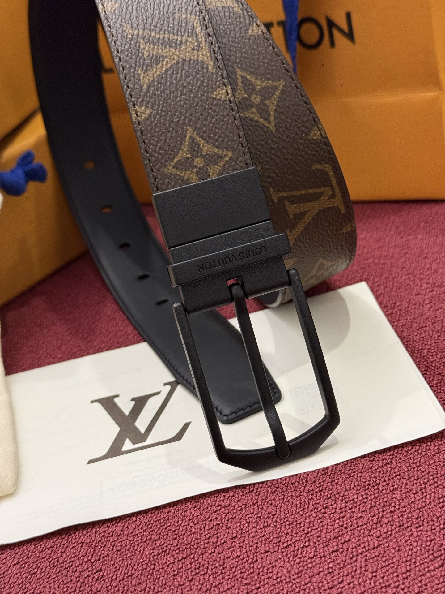 本款 LV Slender 35 毫米双面腰带为经典造型爱好者成就心仪之选。一面以 Monogram 帆布饰带彰显醒目风