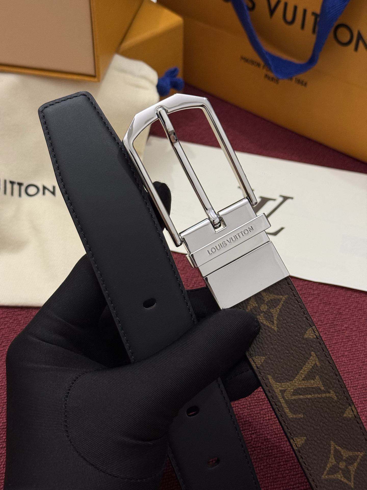 本款 LV Slender 35 毫米双面腰带为经典造型爱好者成就心仪之选。一面以 Monogram 帆布饰带彰显醒目风