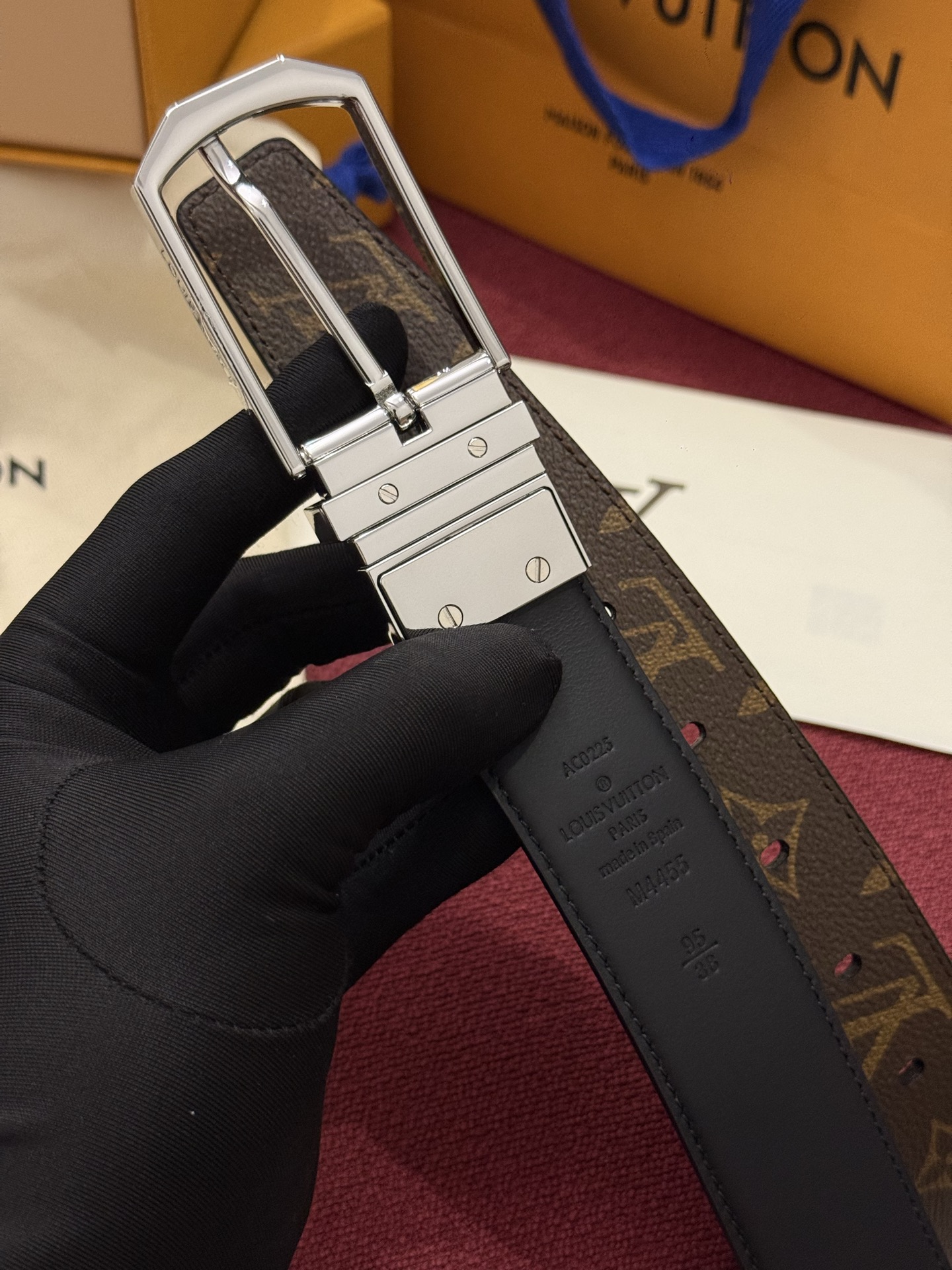 本款 LV Slender 35 毫米双面腰带为经典造型爱好者成就心仪之选。一面以 Monogram 帆布饰带彰显醒目风