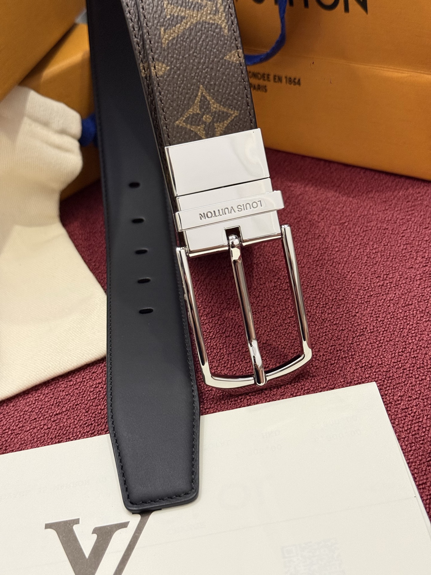 本款 LV Slender 35 毫米双面腰带为经典造型爱好者成就心仪之选。一面以 Monogram 帆布饰带彰显醒目风