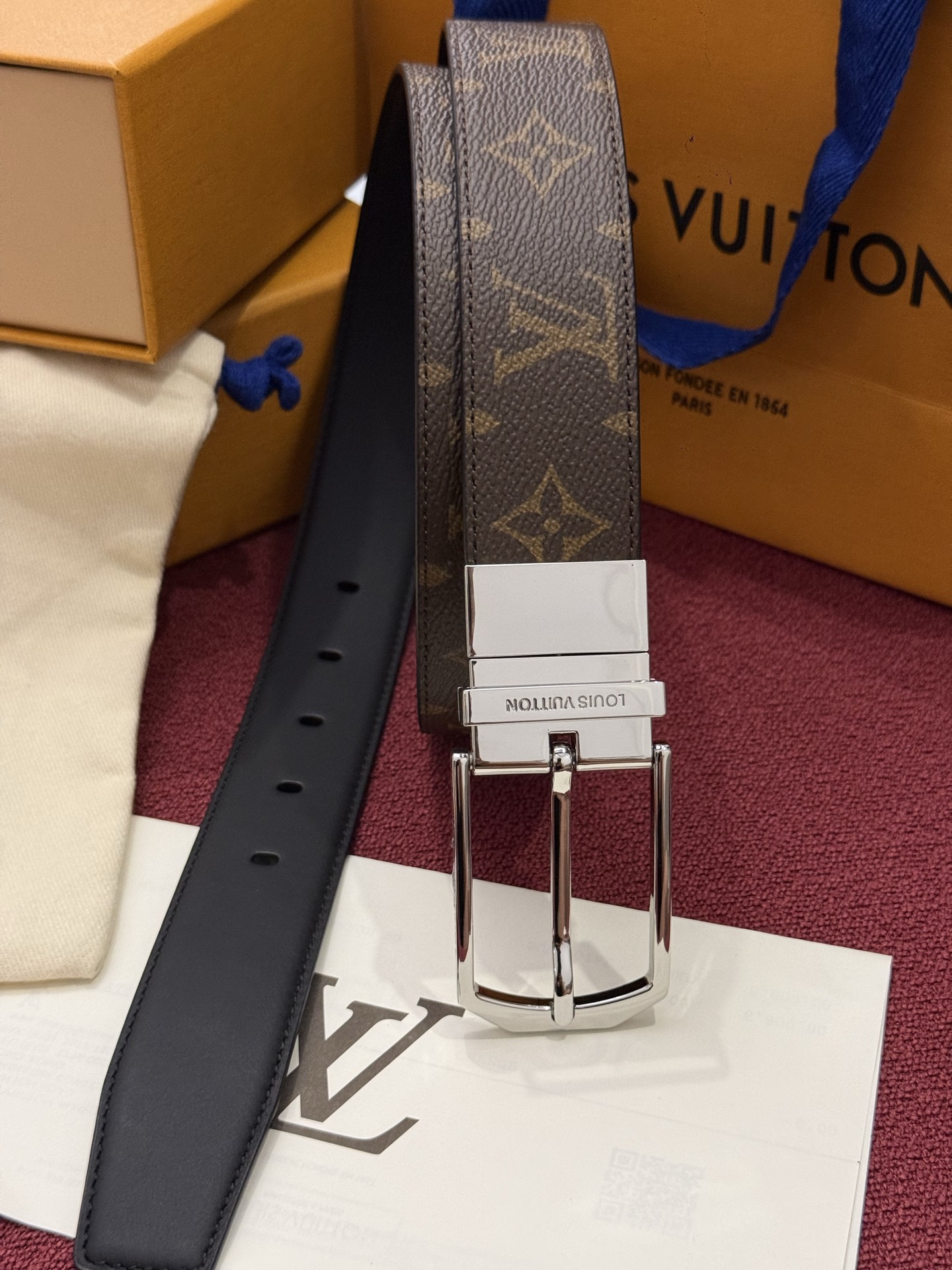 本款 LV Slender 35 毫米双面腰带为经典造型爱好者成就心仪之选。一面以 Monogram 帆布饰带彰显醒目风