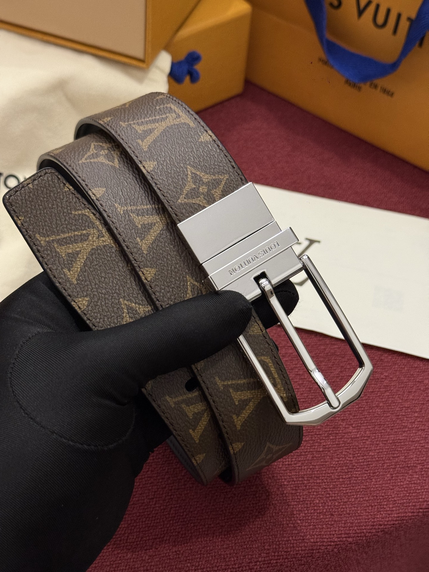 本款 LV Slender 35 毫米双面腰带为经典造型爱好者成就心仪之选。一面以 Monogram 帆布饰带彰显醒目风