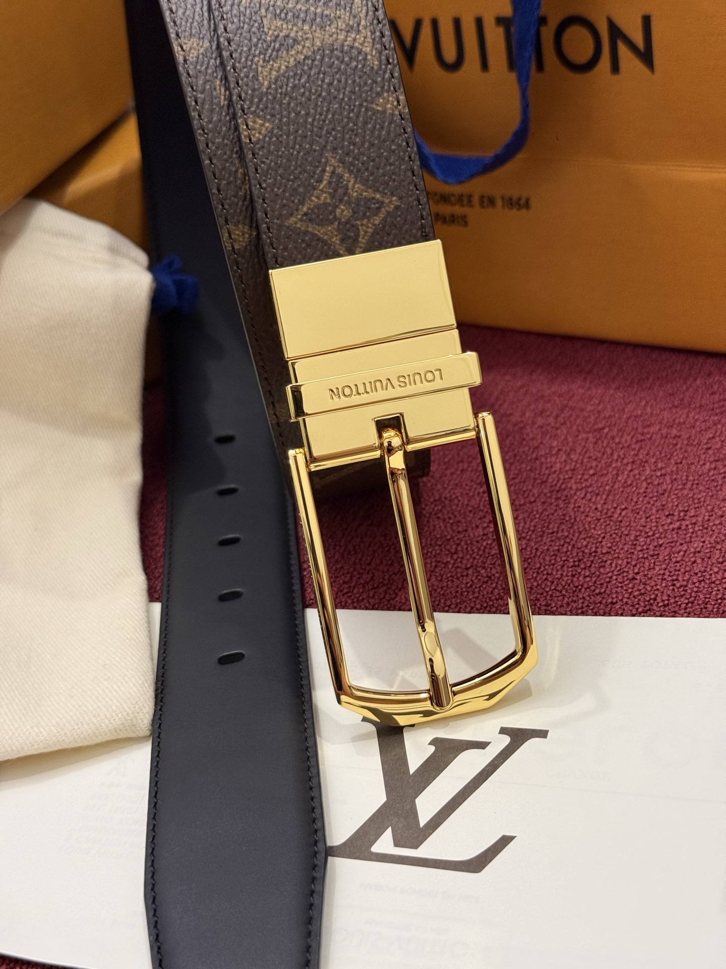 本款 LV Slender 35 毫米双面腰带为经典造型爱好者成就心仪之选。一面以 Monogram 帆布饰带彰显醒目风