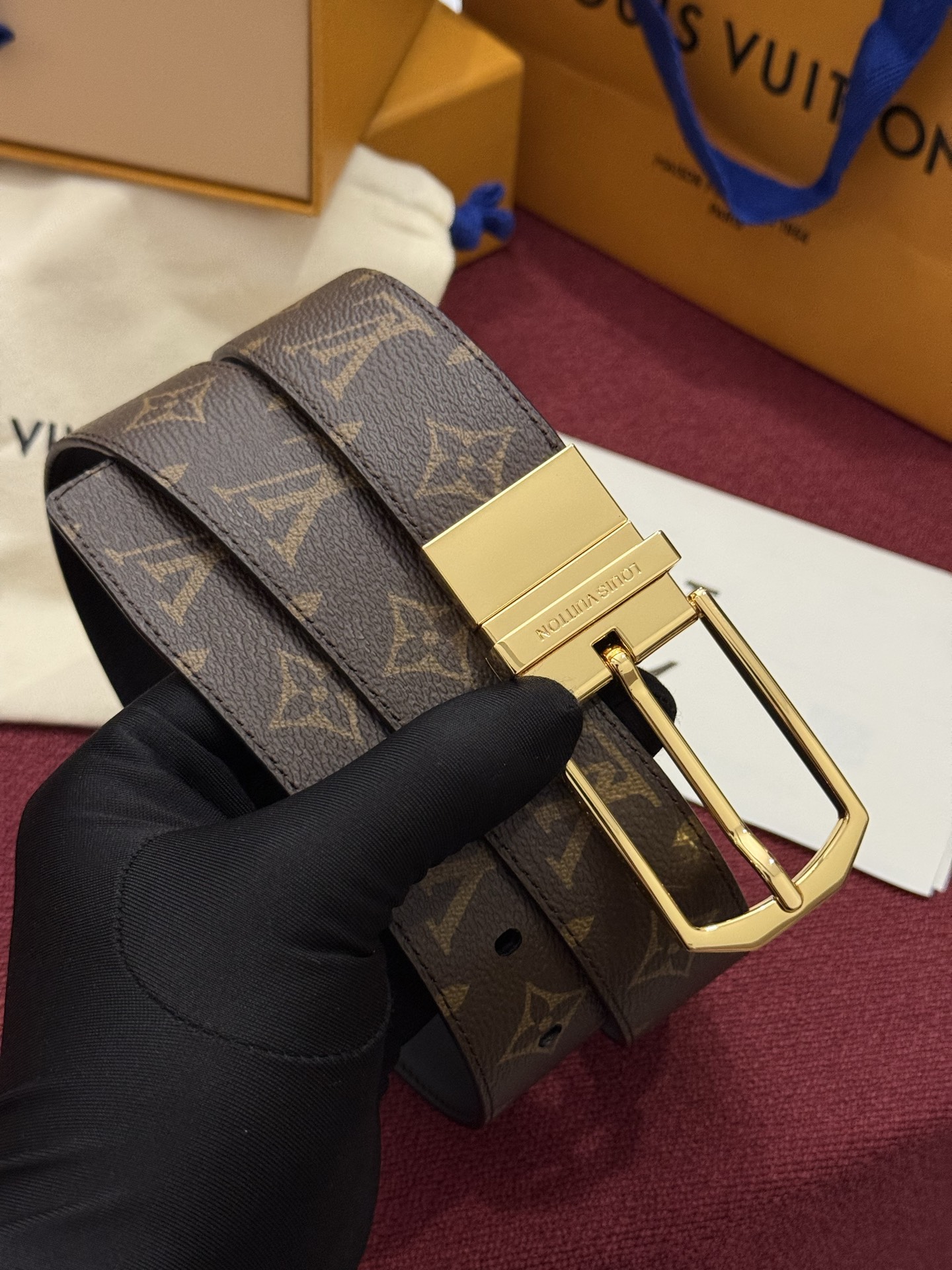 本款 LV Slender 35 毫米双面腰带为经典造型爱好者成就心仪之选。一面以 Monogram 帆布饰带彰显醒目风