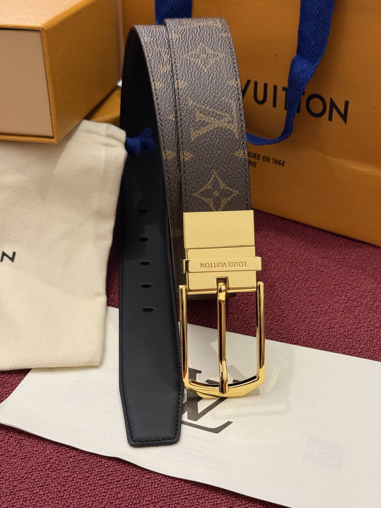 本款 LV Slender 35 毫米双面腰带为经典造型爱好者成就心仪之选。一面以 Monogram 帆布饰带彰显醒目风