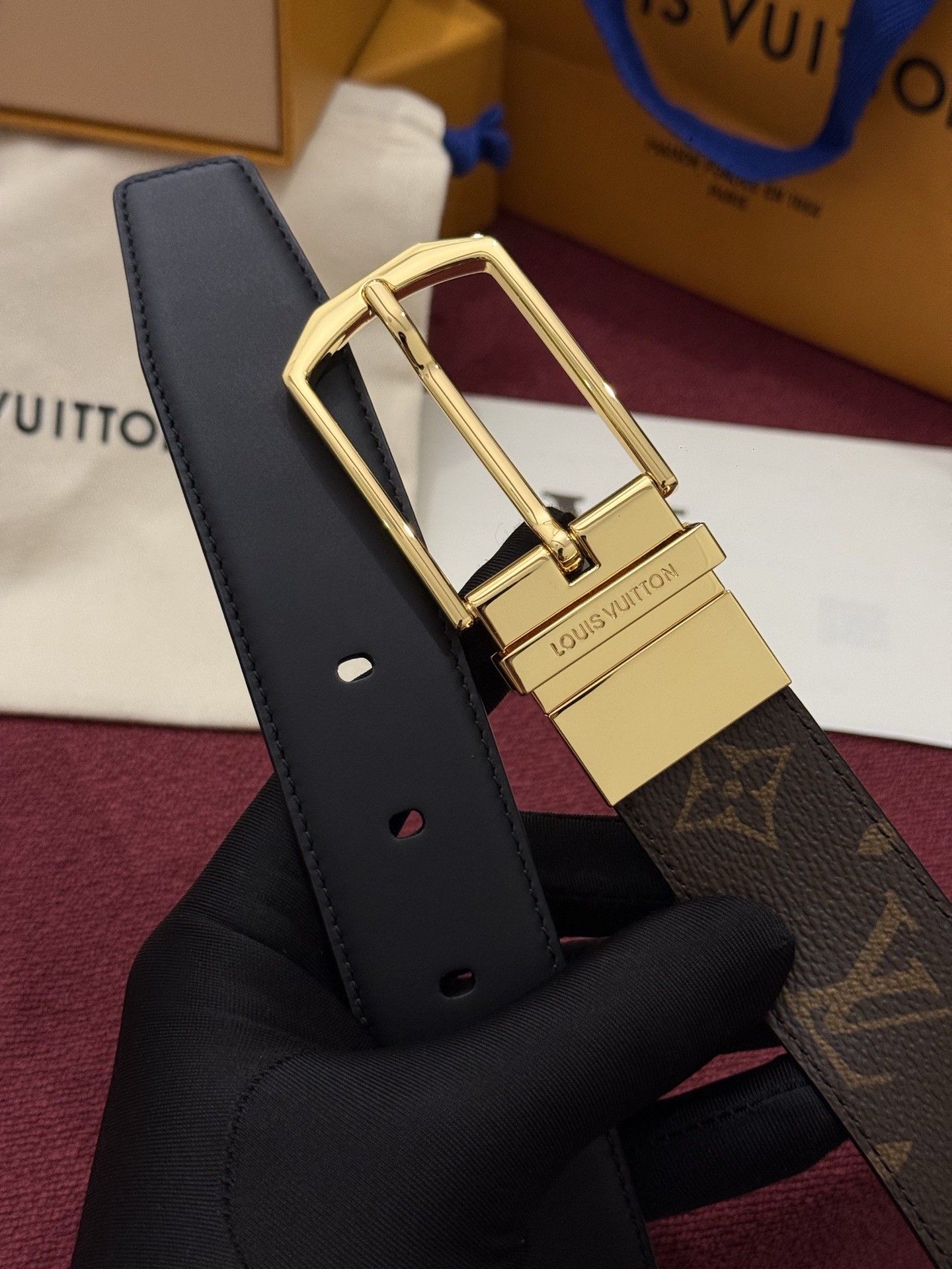 本款 LV Slender 35 毫米双面腰带为经典造型爱好者成就心仪之选。一面以 Monogram 帆布饰带彰显醒目风
