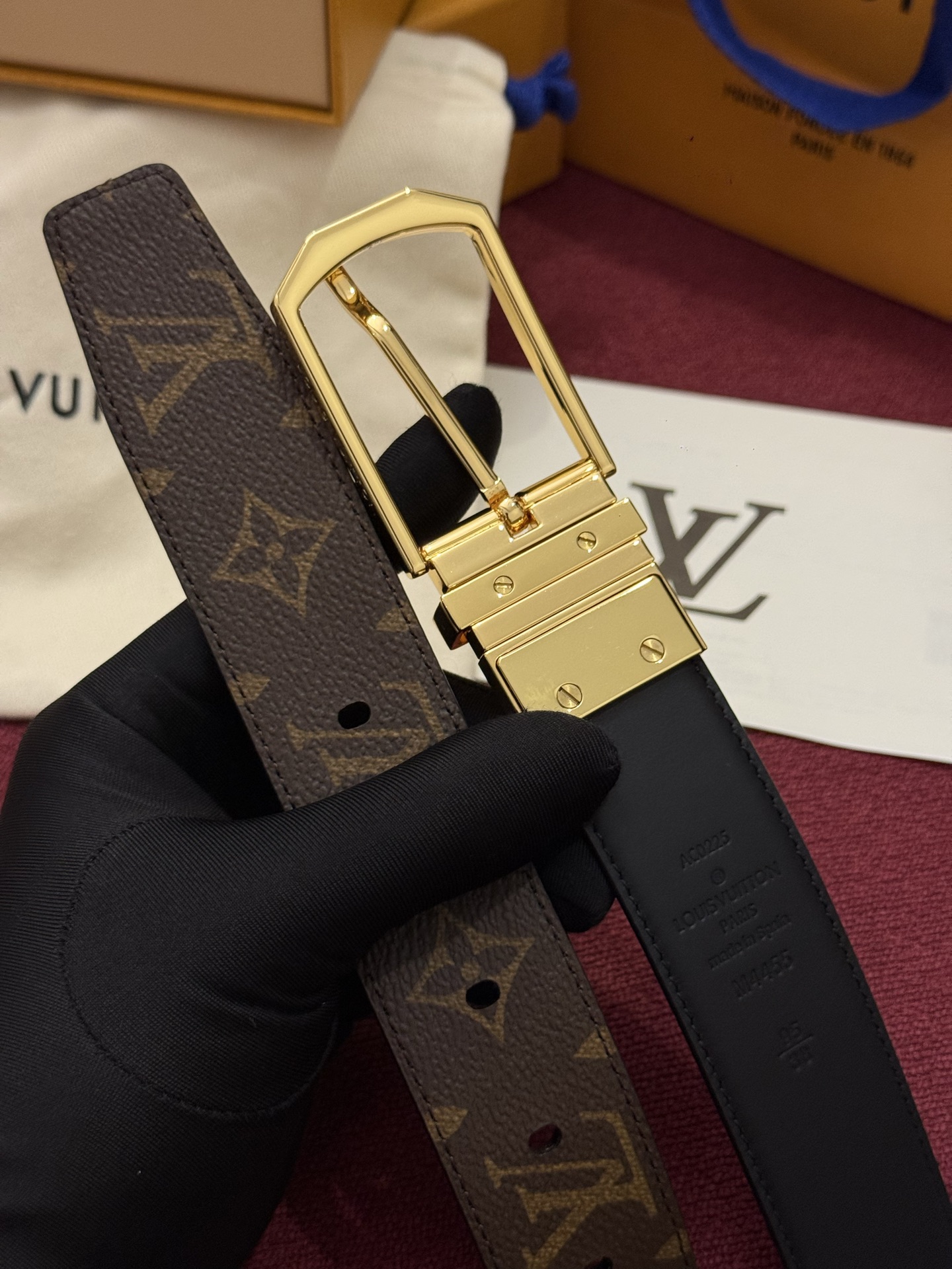 本款 LV Slender 35 毫米双面腰带为经典造型爱好者成就心仪之选。一面以 Monogram 帆布饰带彰显醒目风