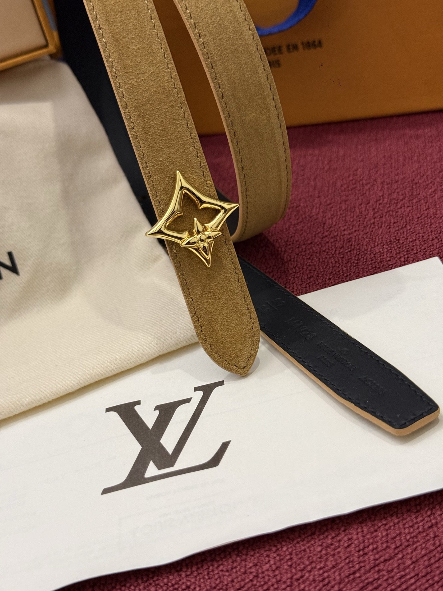 本款 LV Bloom 腰带选用柔软绒面皮革塑造纤长构型，以温婉设计巧妙致意品牌经典元素。LV 字母与尖瓣 Monogr