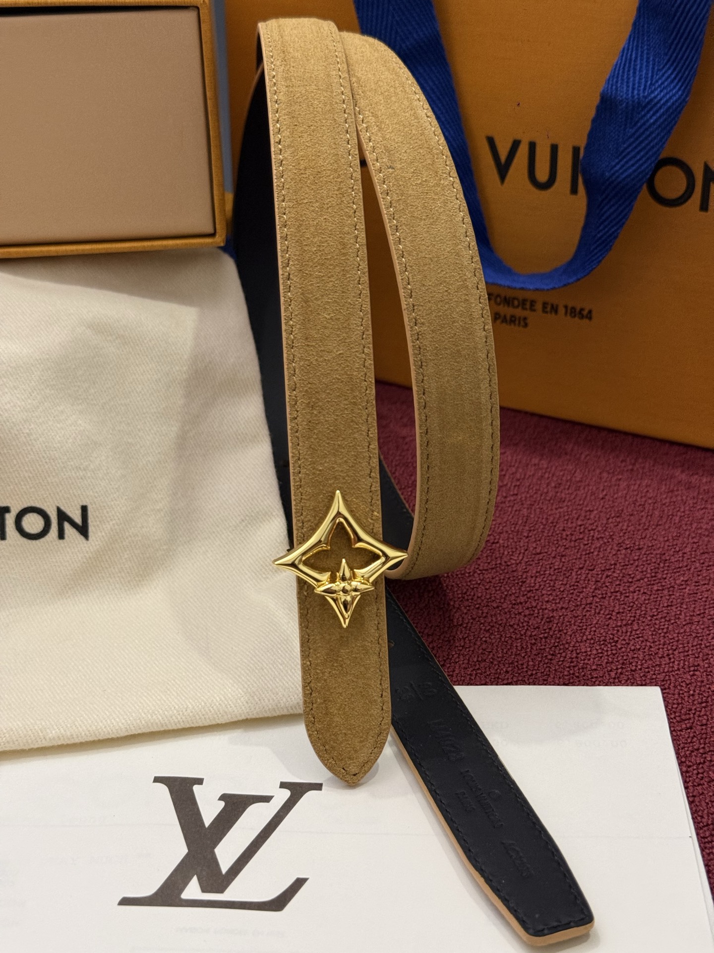本款 LV Bloom 腰带选用柔软绒面皮革塑造纤长构型，以温婉设计巧妙致意品牌经典元素。LV 字母与尖瓣 Monogr
