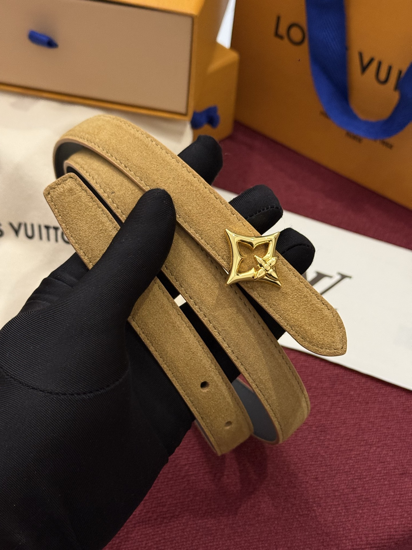 本款 LV Bloom 腰带选用柔软绒面皮革塑造纤长构型，以温婉设计巧妙致意品牌经典元素。LV 字母与尖瓣 Monogr