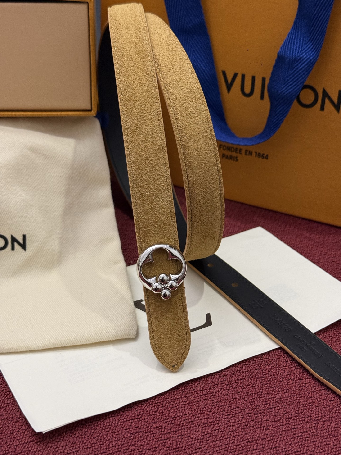 本款 LV Bloom 腰带选用柔软绒面皮革塑造纤长构型，以温婉设计巧妙致意品牌经典元素。LV 字母与尖瓣 Monogr
