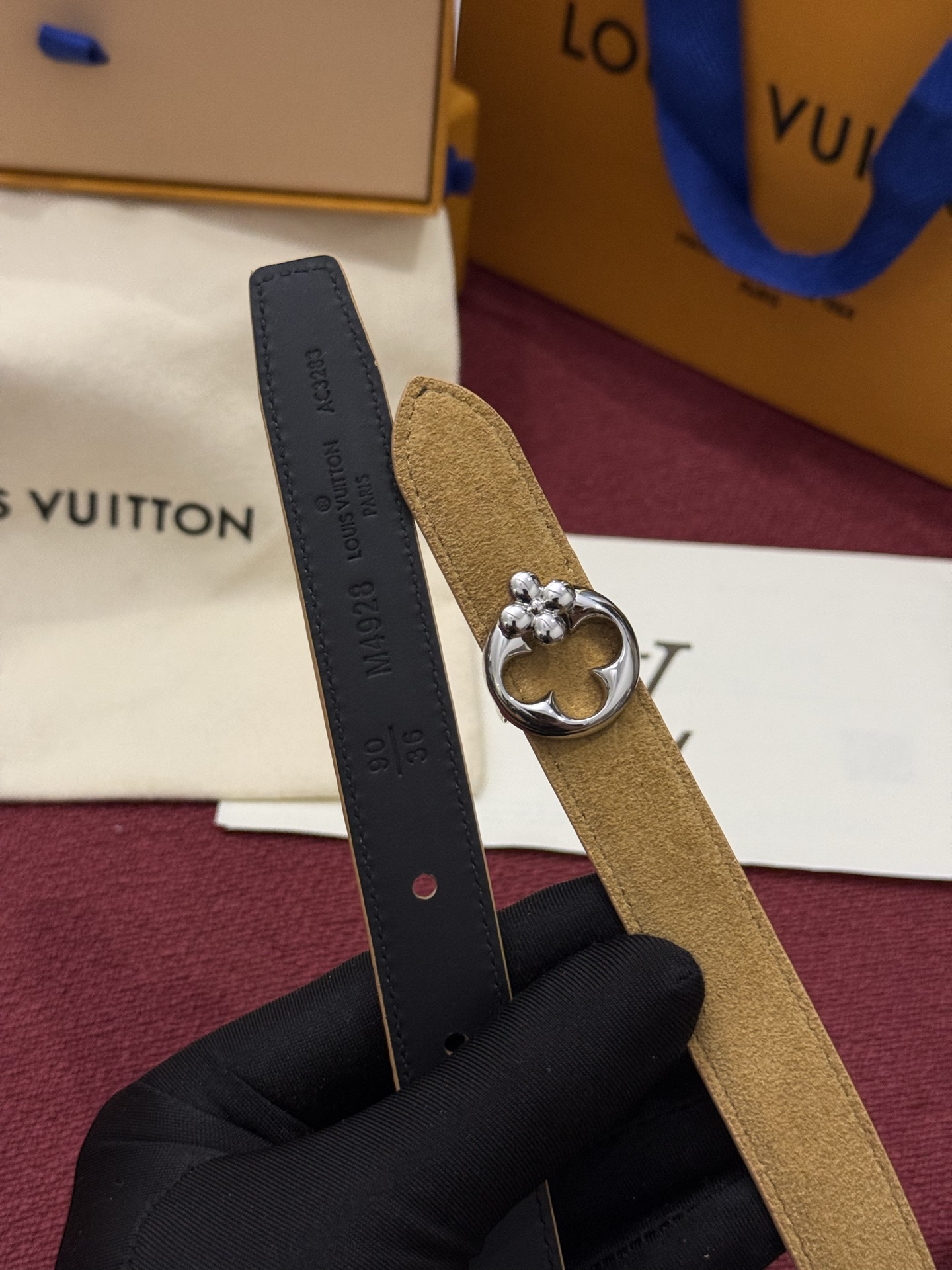 本款 LV Bloom 腰带选用柔软绒面皮革塑造纤长构型，以温婉设计巧妙致意品牌经典元素。LV 字母与尖瓣 Monogr