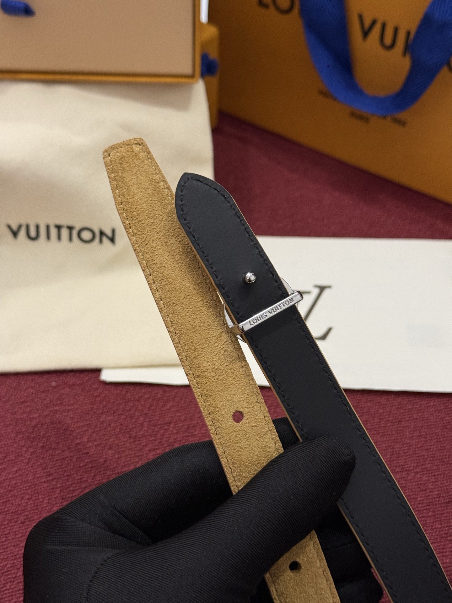 本款 LV Bloom 腰带选用柔软绒面皮革塑造纤长构型，以温婉设计巧妙致意品牌经典元素。LV 字母与尖瓣 Monogr