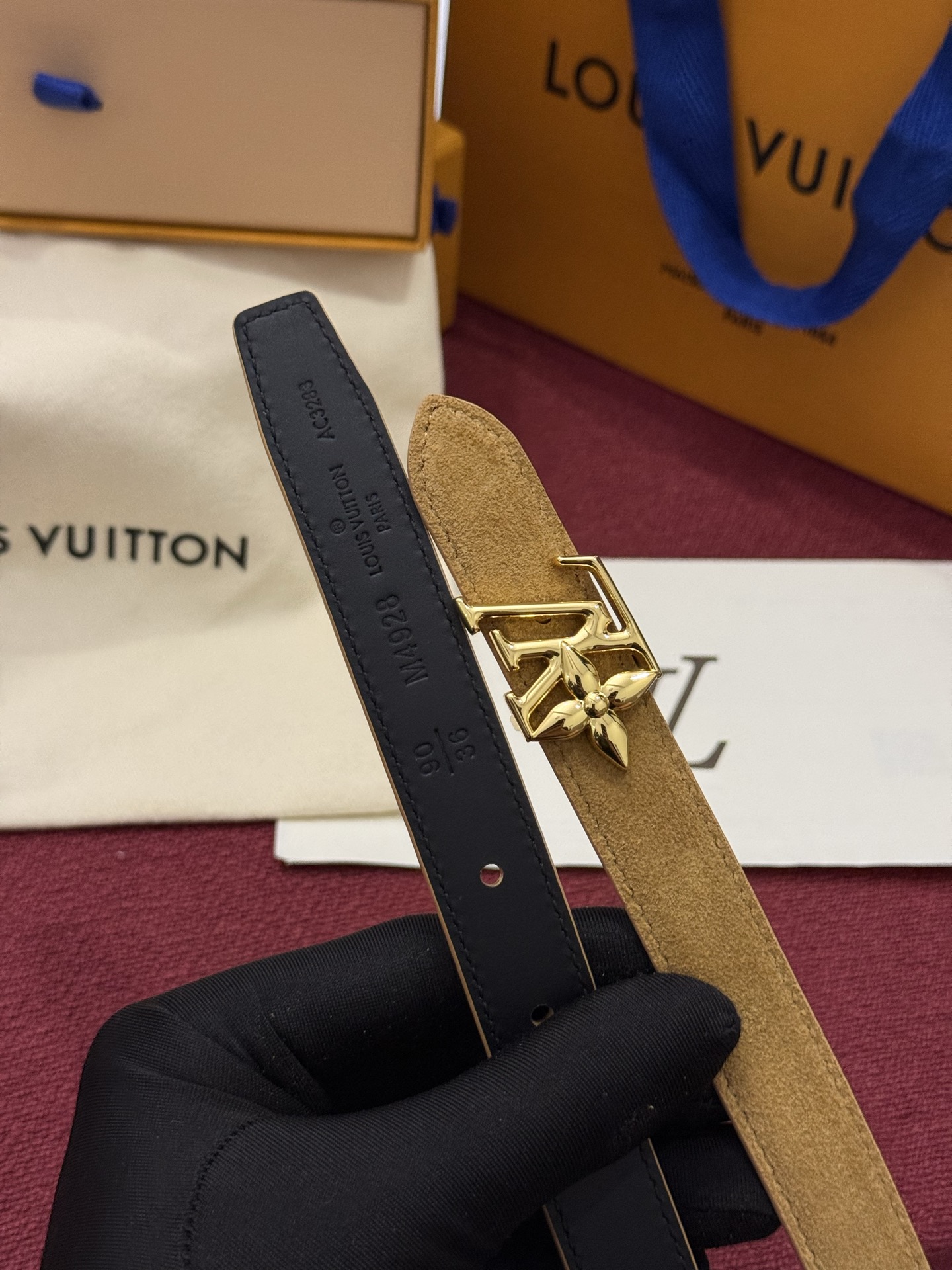 本款 LV Bloom 腰带选用柔软绒面皮革塑造纤长构型，以温婉设计巧妙致意品牌经典元素。LV 字母与尖瓣 Monogr
