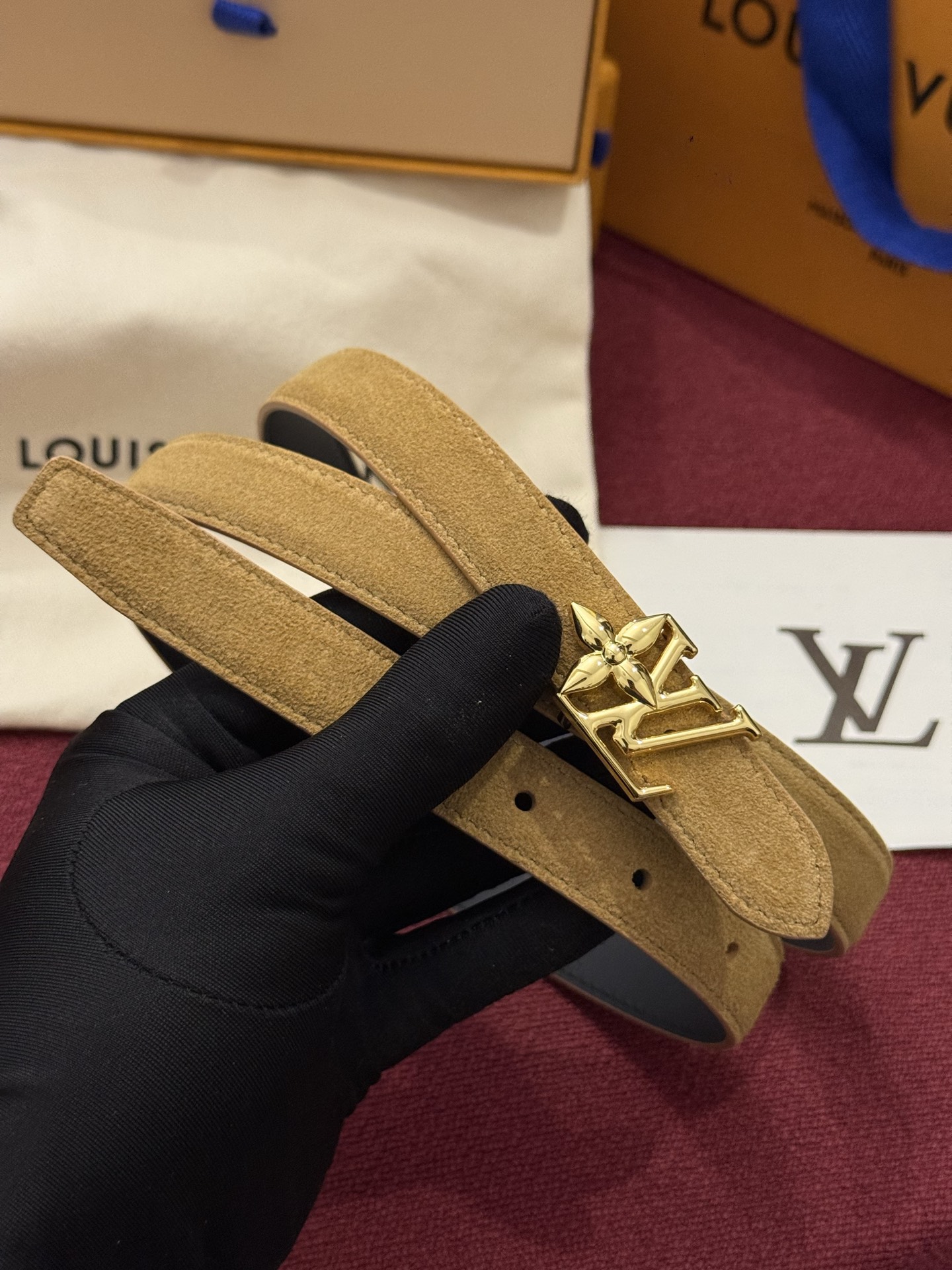 本款 LV Bloom 腰带选用柔软绒面皮革塑造纤长构型，以温婉设计巧妙致意品牌经典元素。LV 字母与尖瓣 Monogr